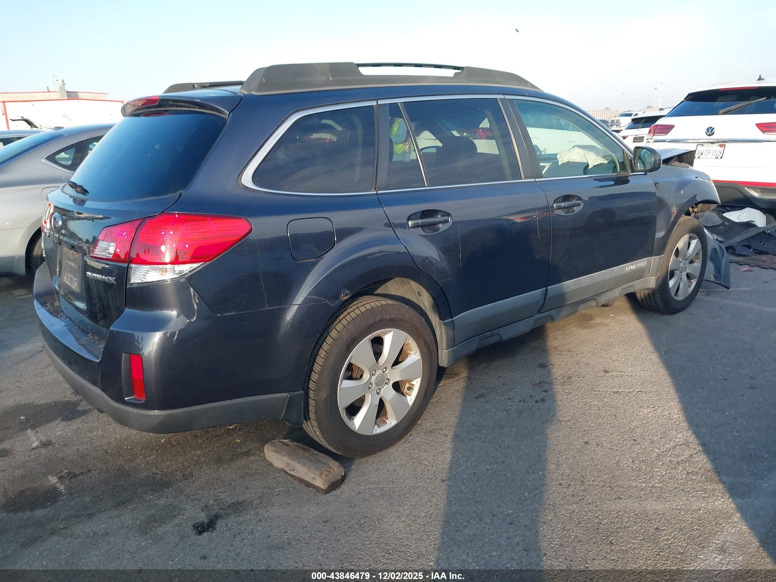 SUBARU OUTBACK image 4