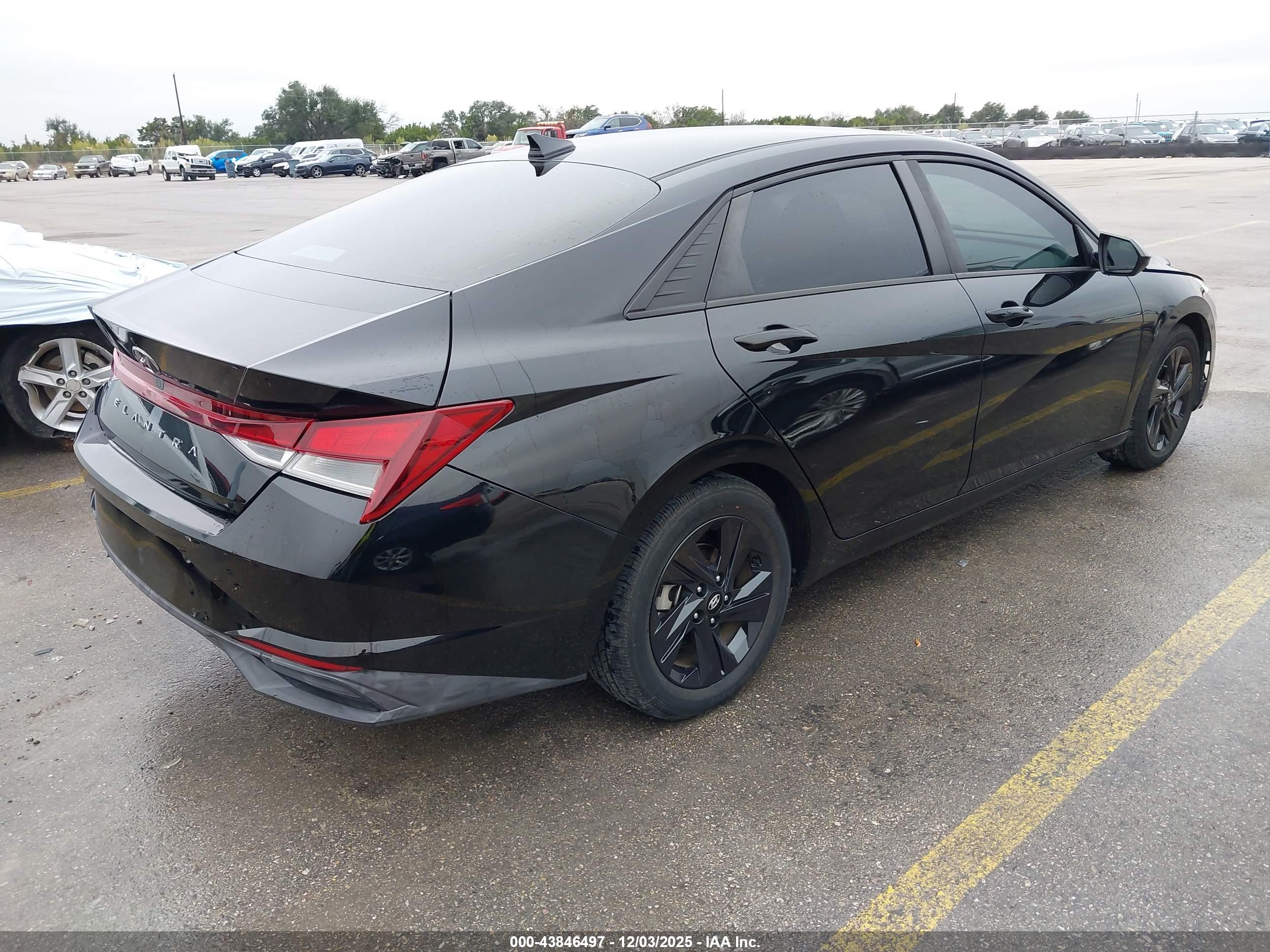 HYUNDAI ELANTRA image 4
