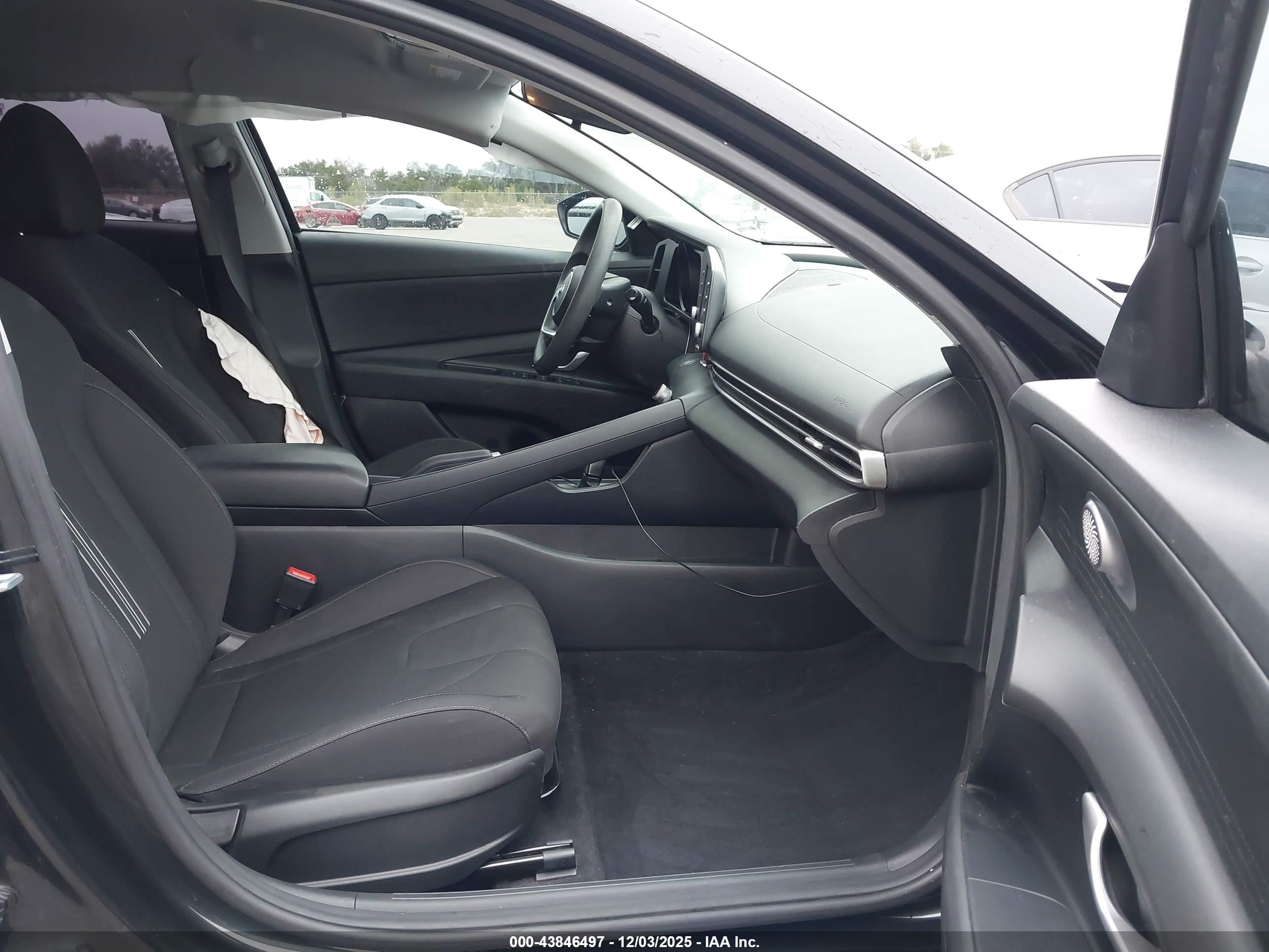 HYUNDAI ELANTRA image 5