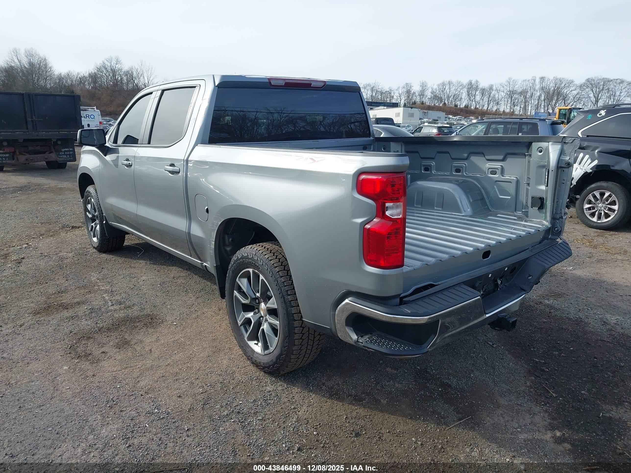 CHEVROLET SILVERADO image 3