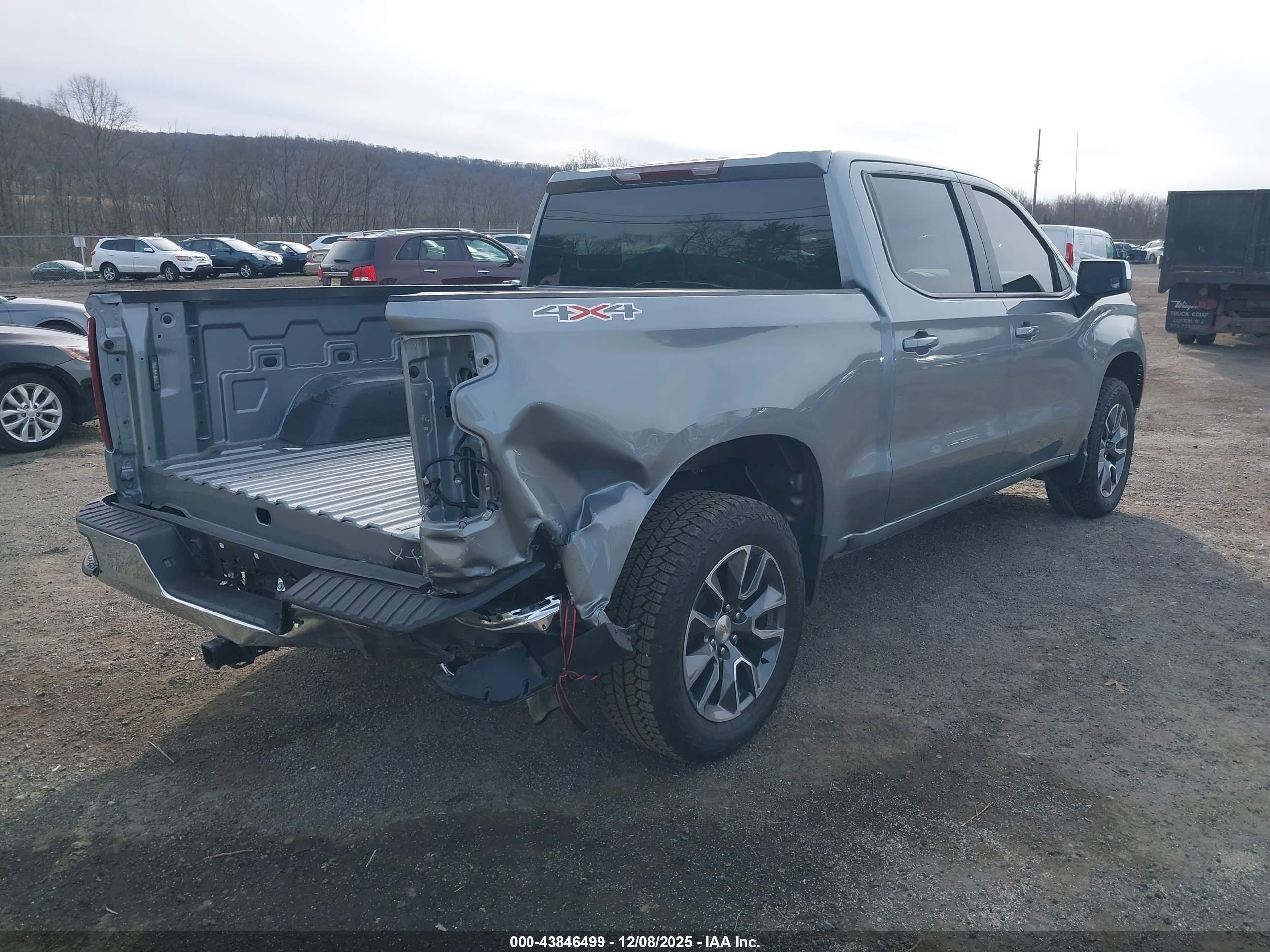CHEVROLET SILVERADO image 4