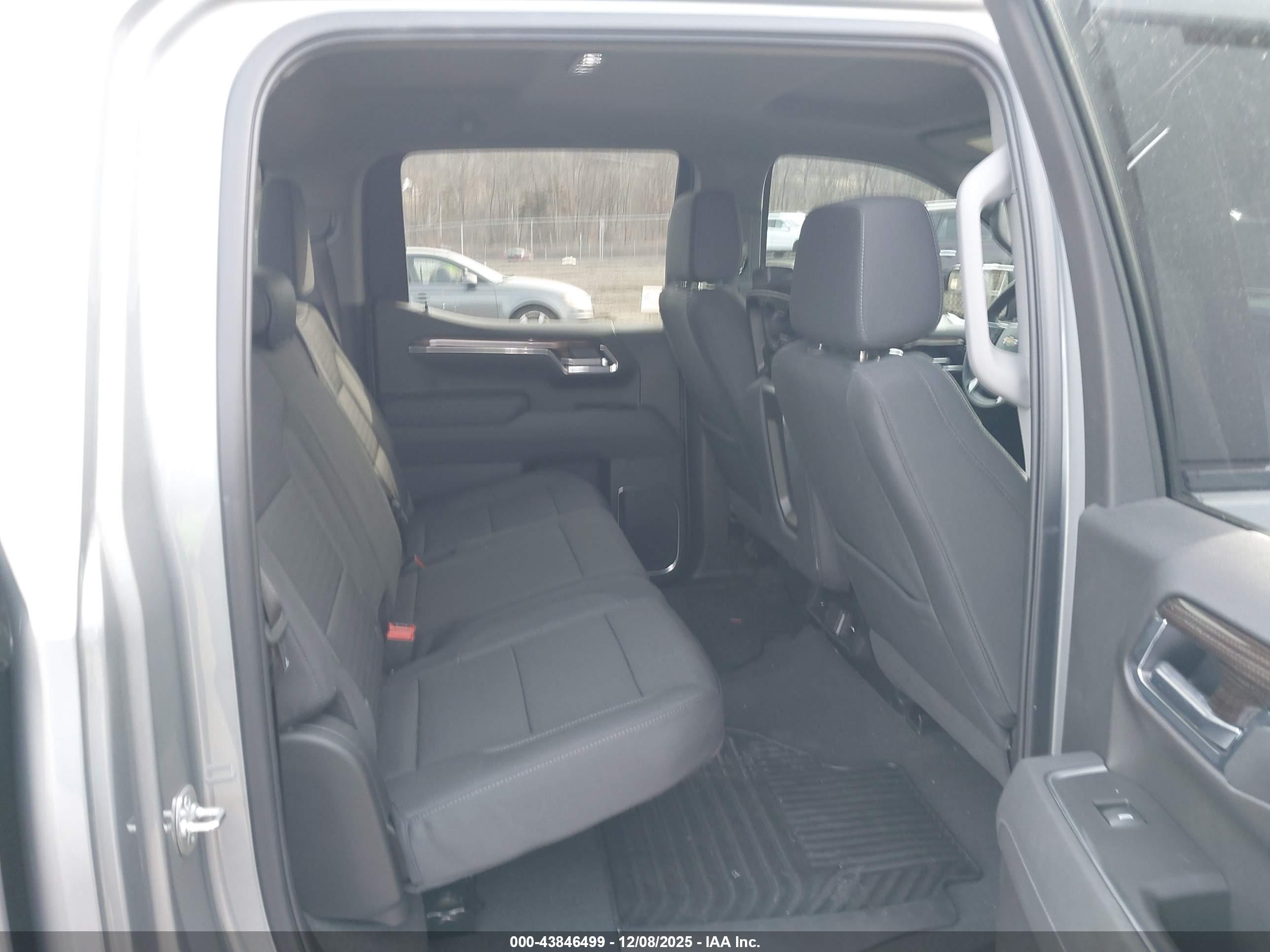 CHEVROLET SILVERADO image 8