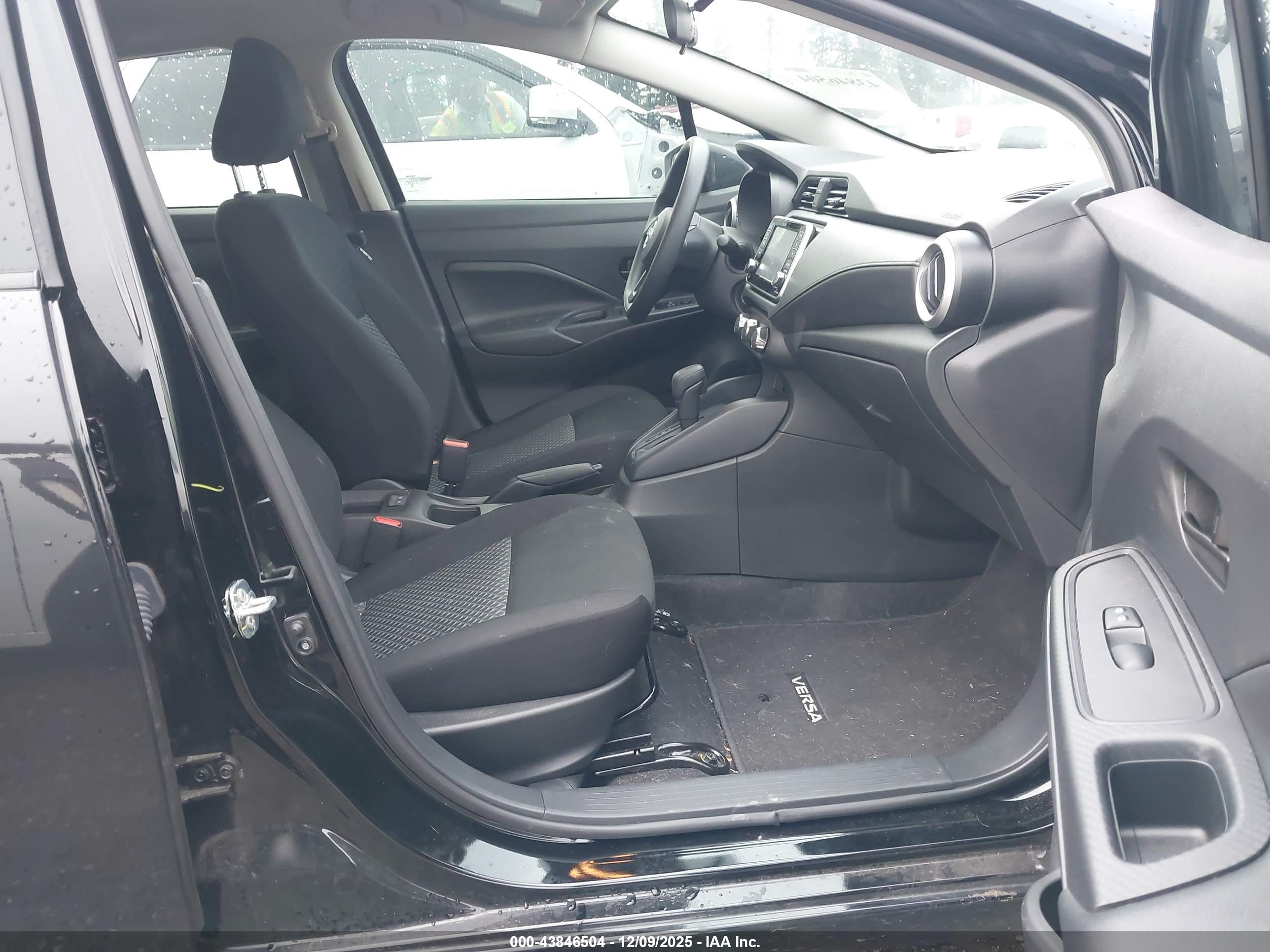 NISSAN VERSA image 5