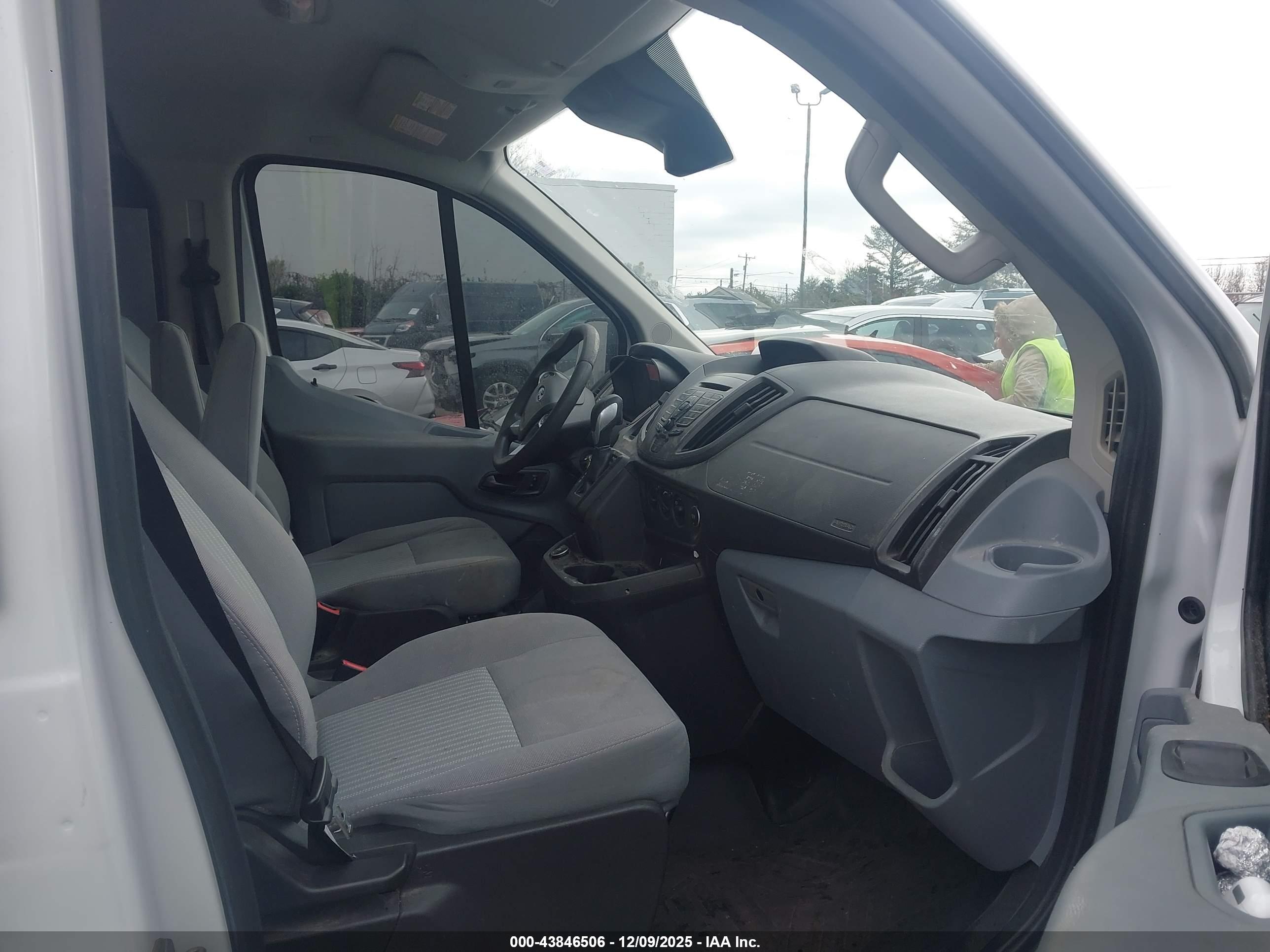 FORD TRANSIT-150 image 5