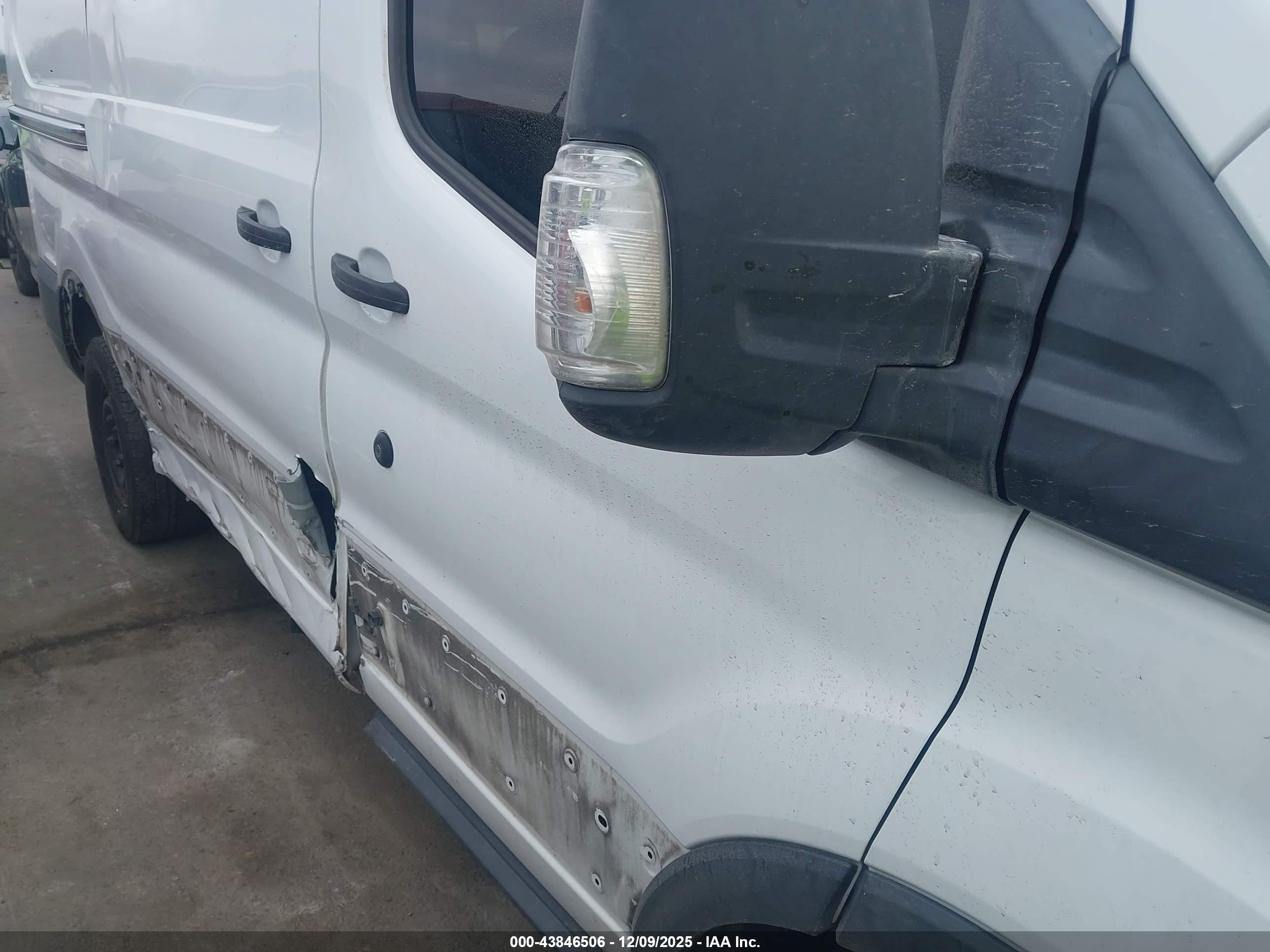 FORD TRANSIT-150 image 6