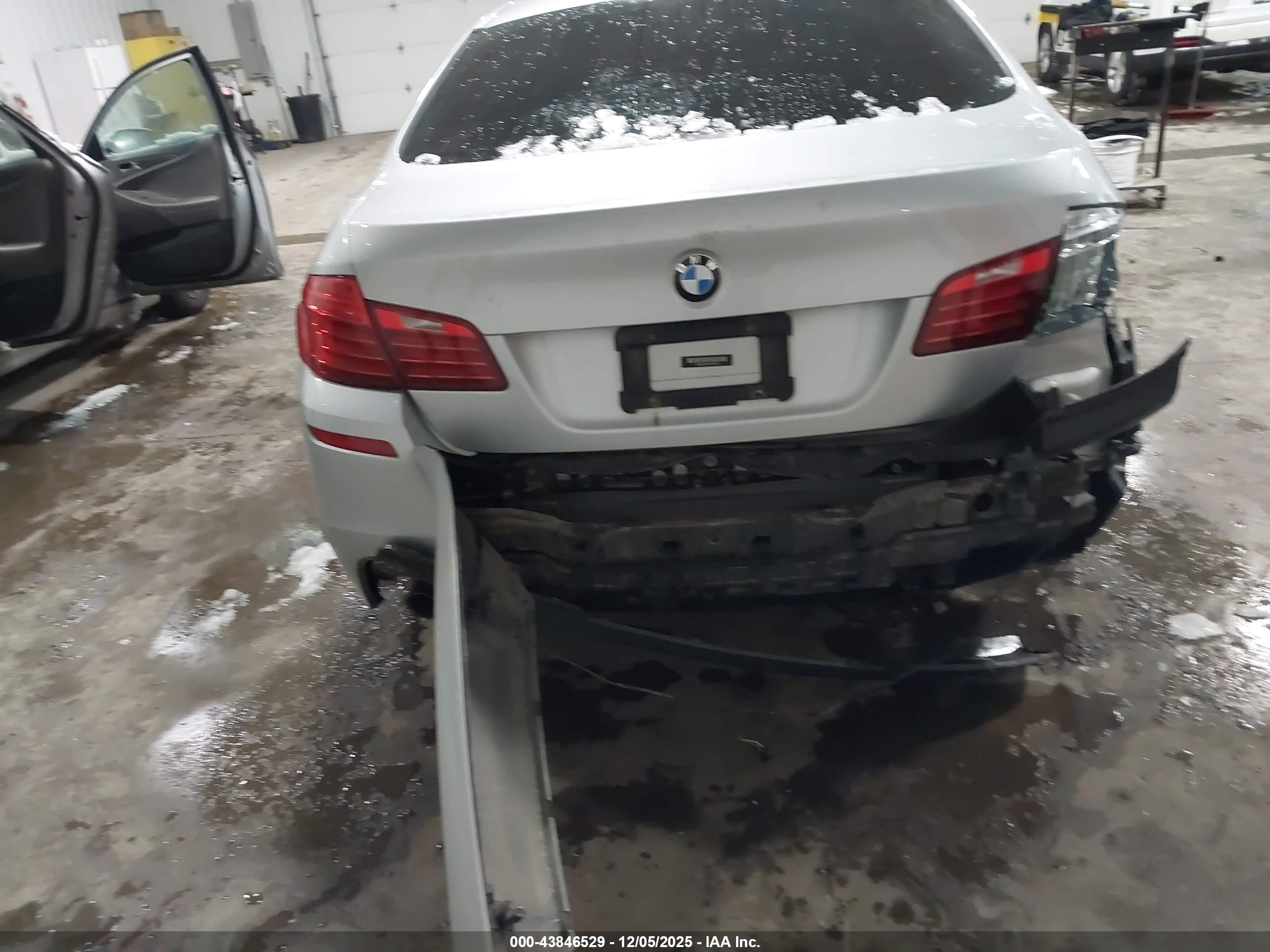 BMW 528I image 6