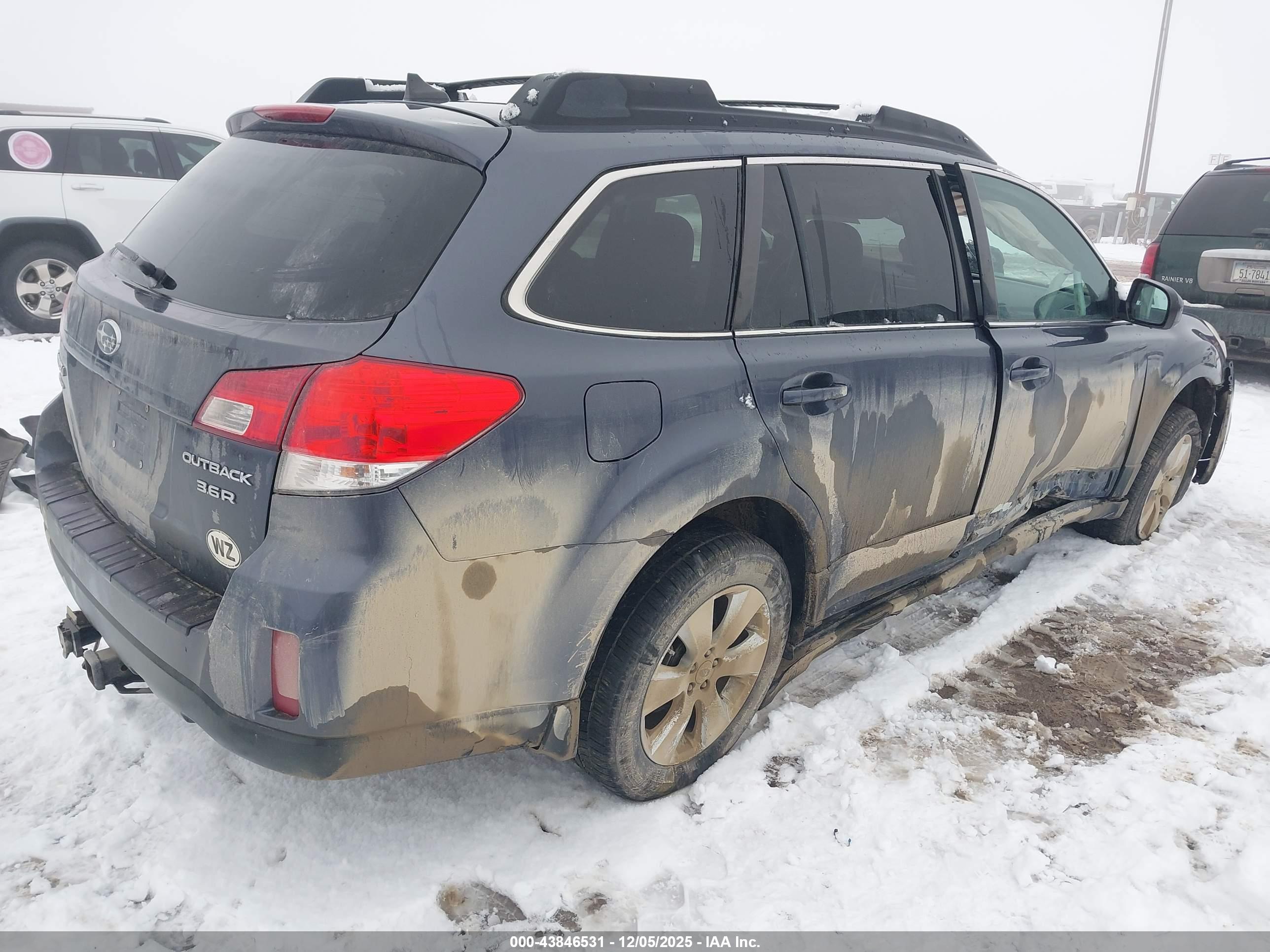 SUBARU OUTBACK image 4