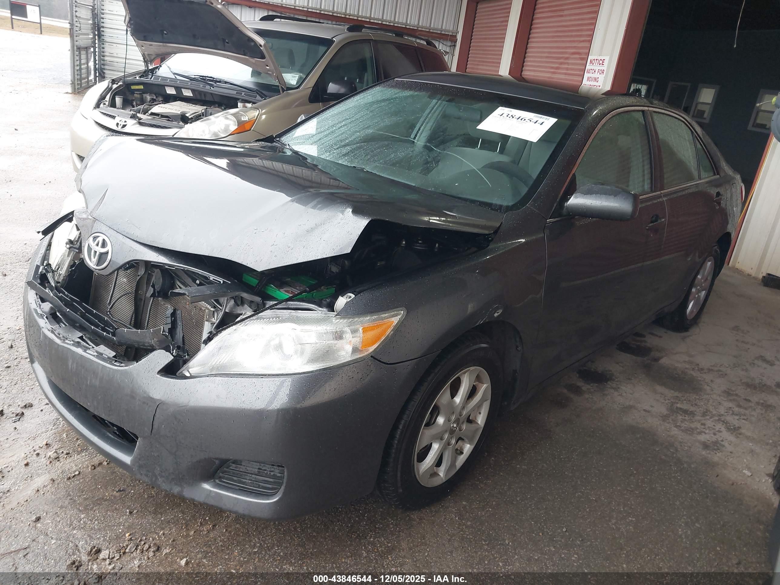 TOYOTA CAMRY image 2