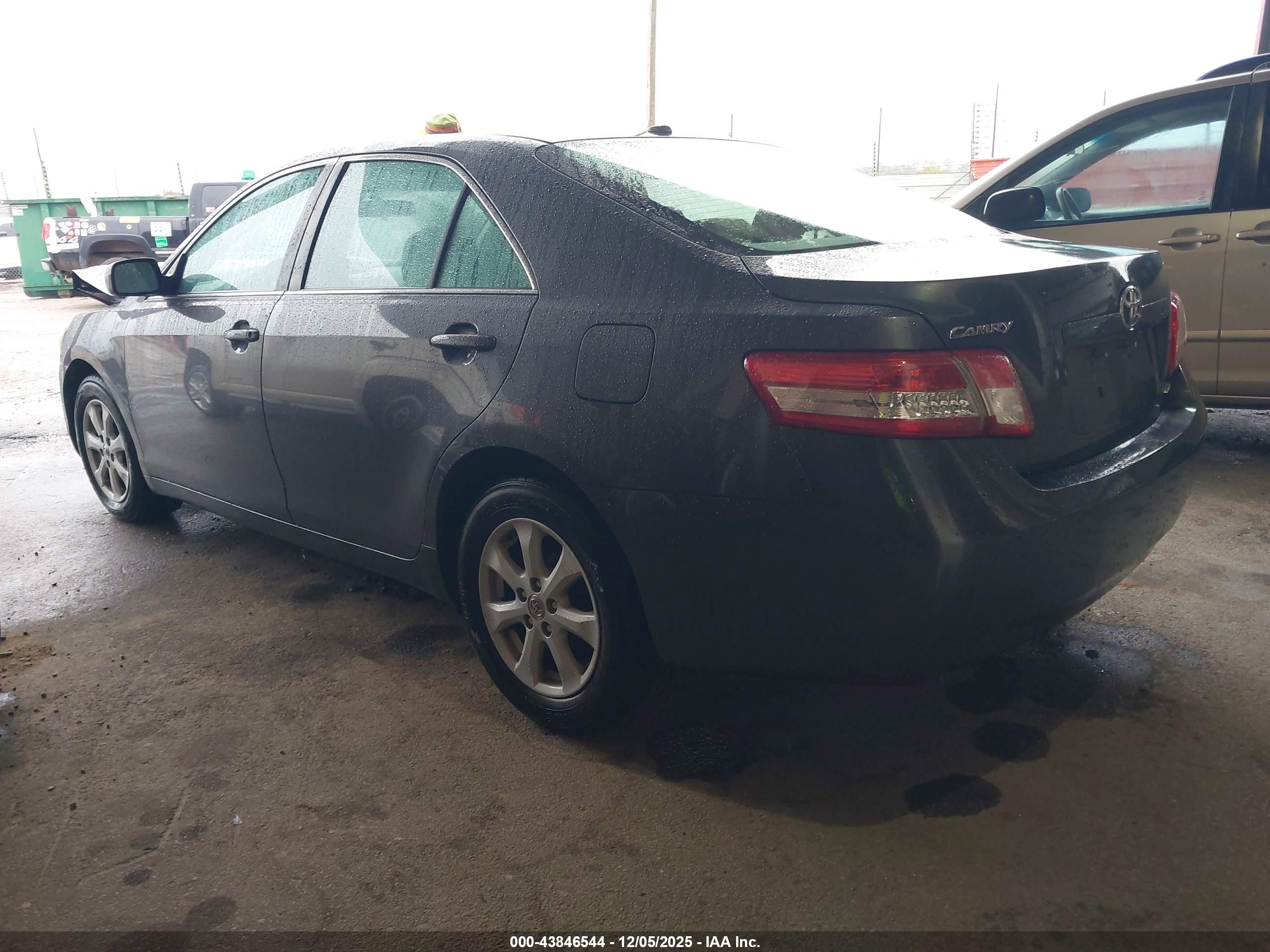 TOYOTA CAMRY image 3