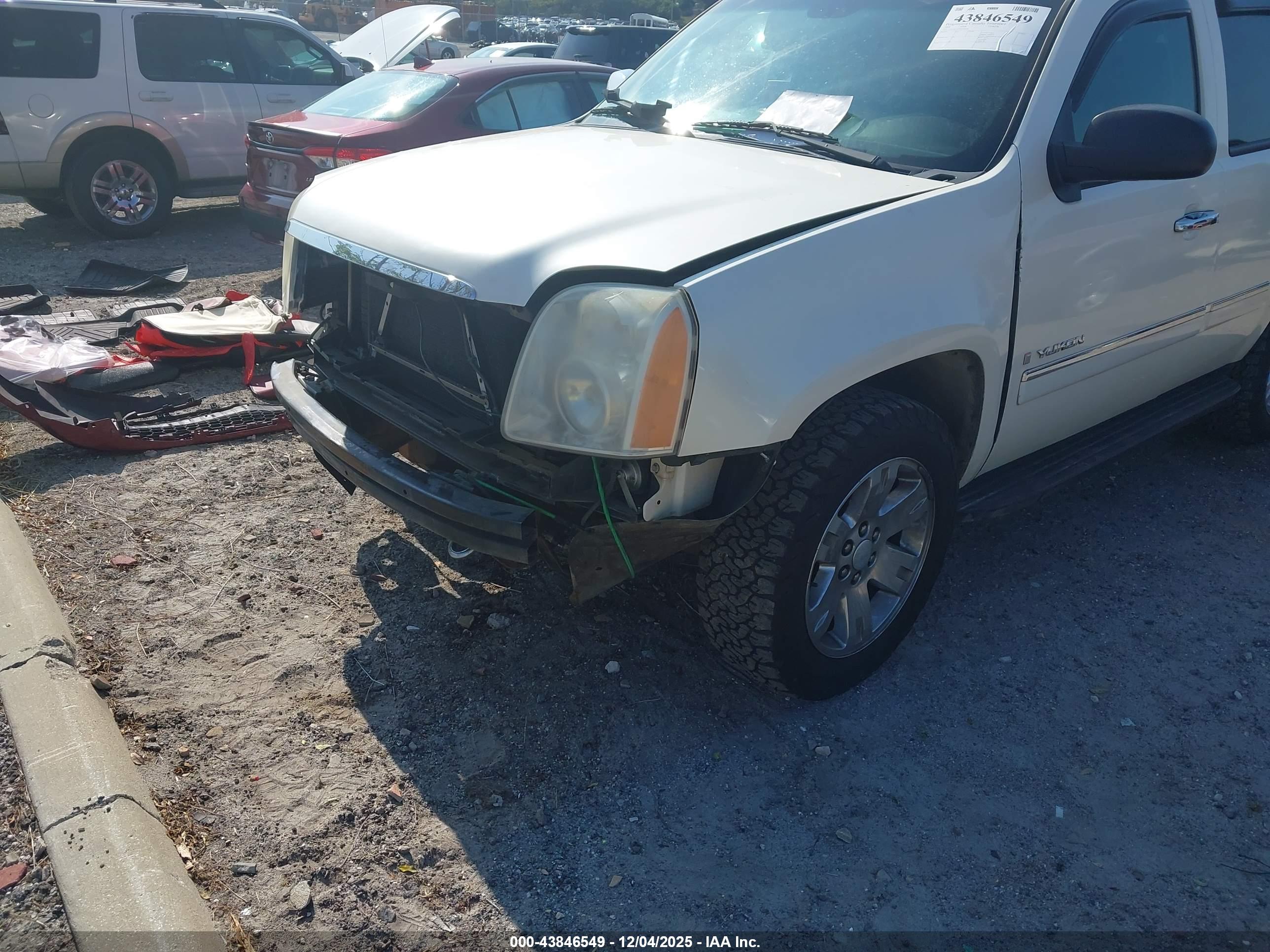 GMC YUKON image 6