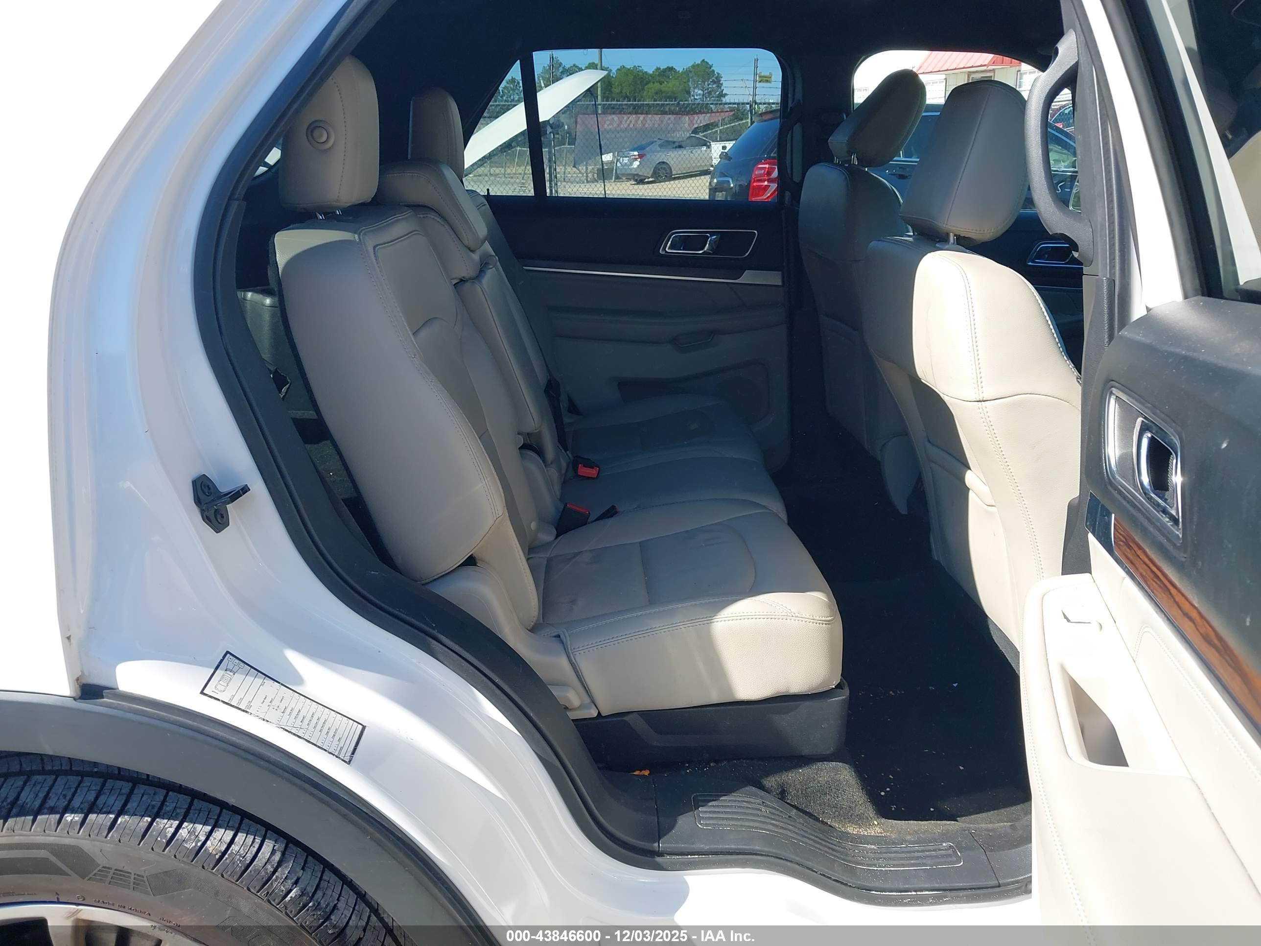 FORD EXPLORER image 8