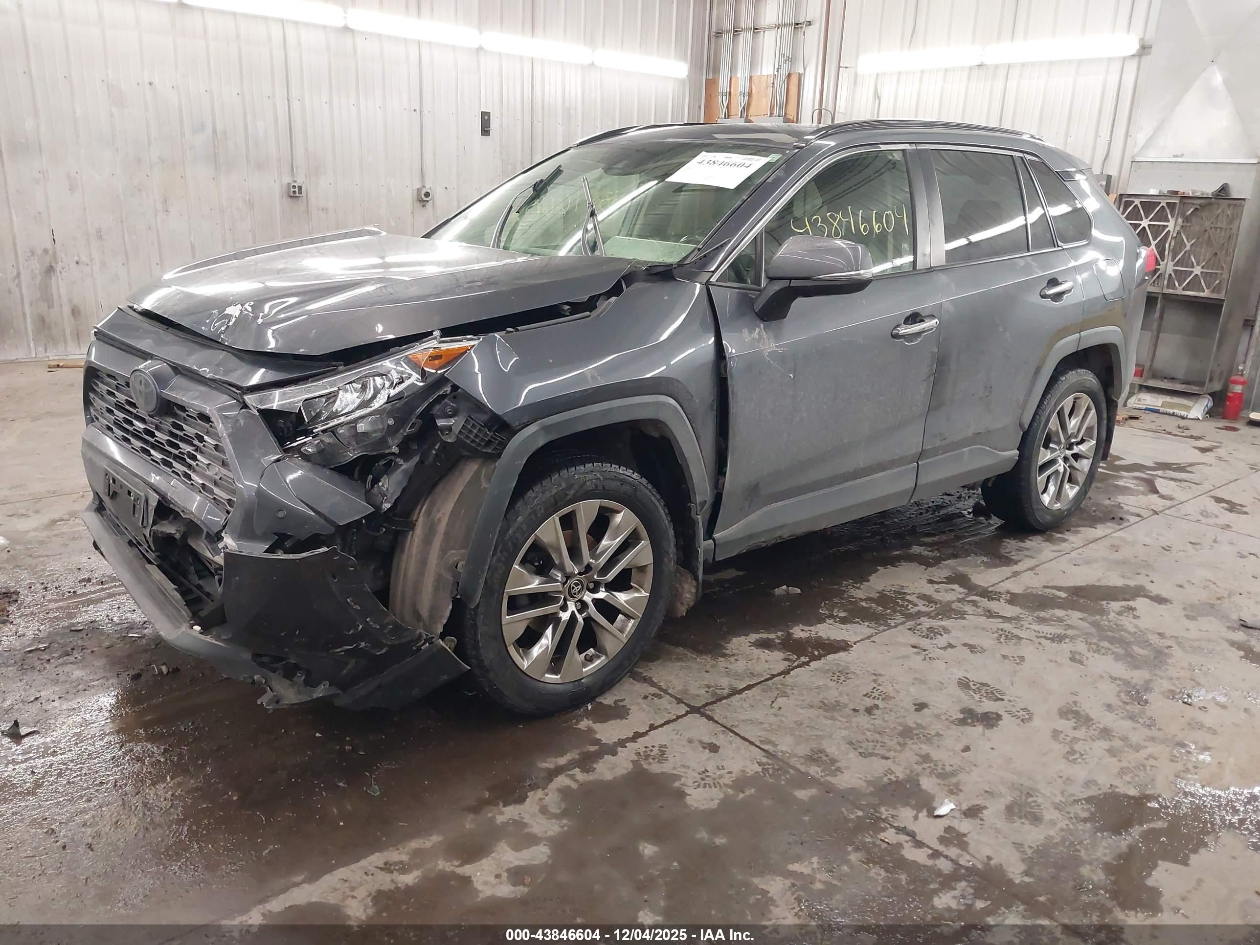 TOYOTA RAV4 image 2