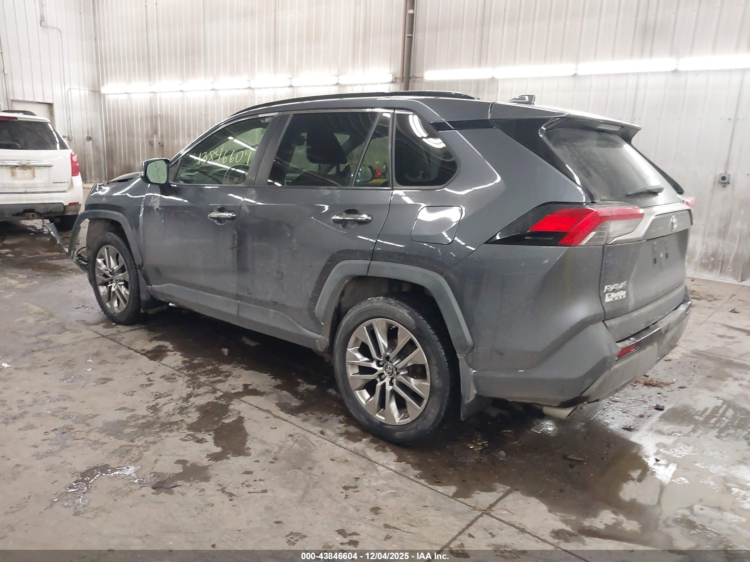 TOYOTA RAV4 image 3