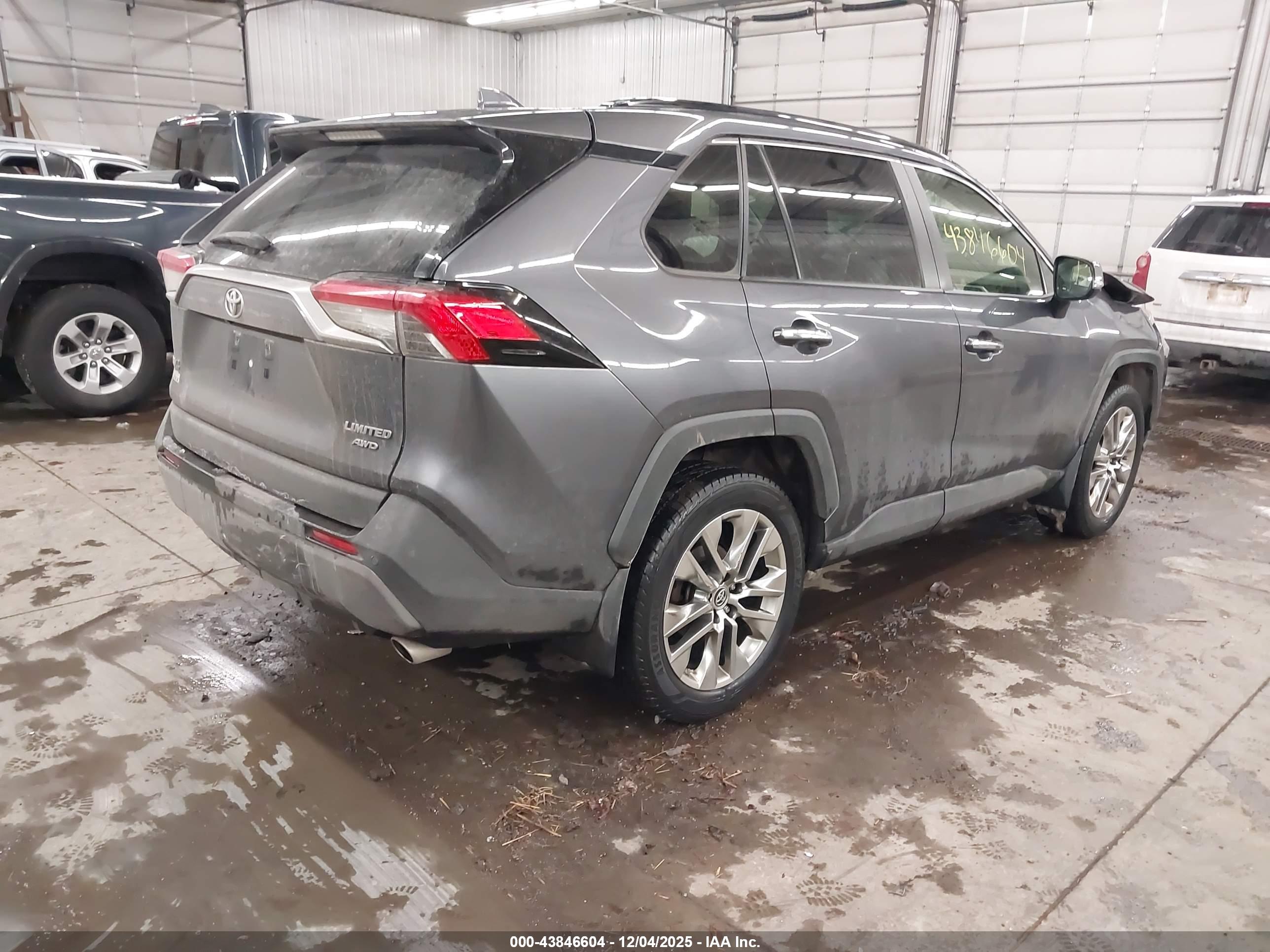 TOYOTA RAV4 image 4