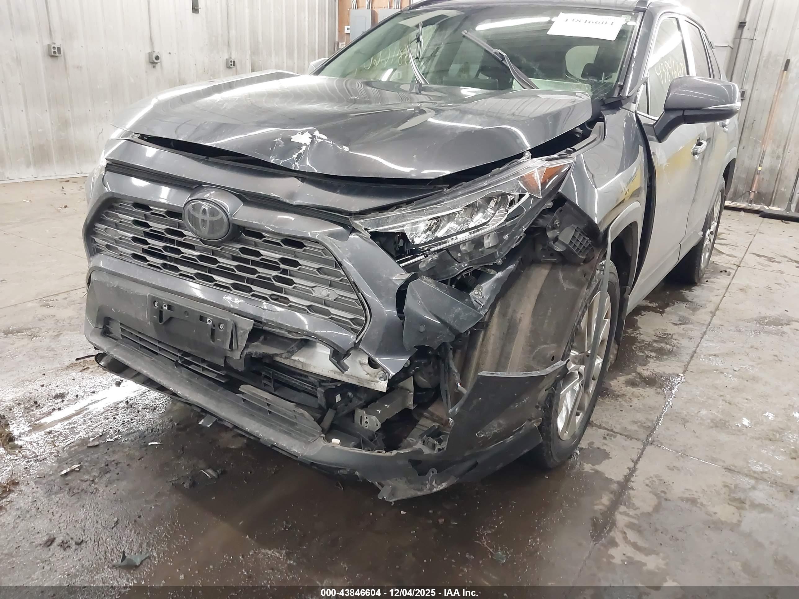 TOYOTA RAV4 image 6