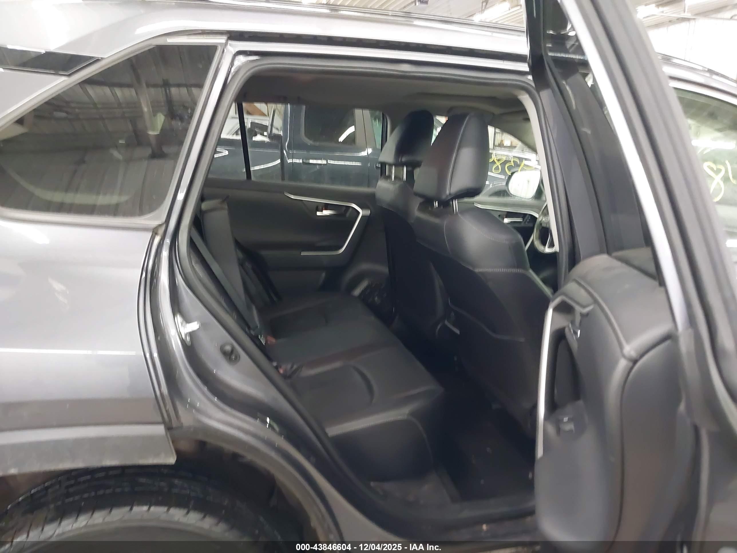 TOYOTA RAV4 image 8