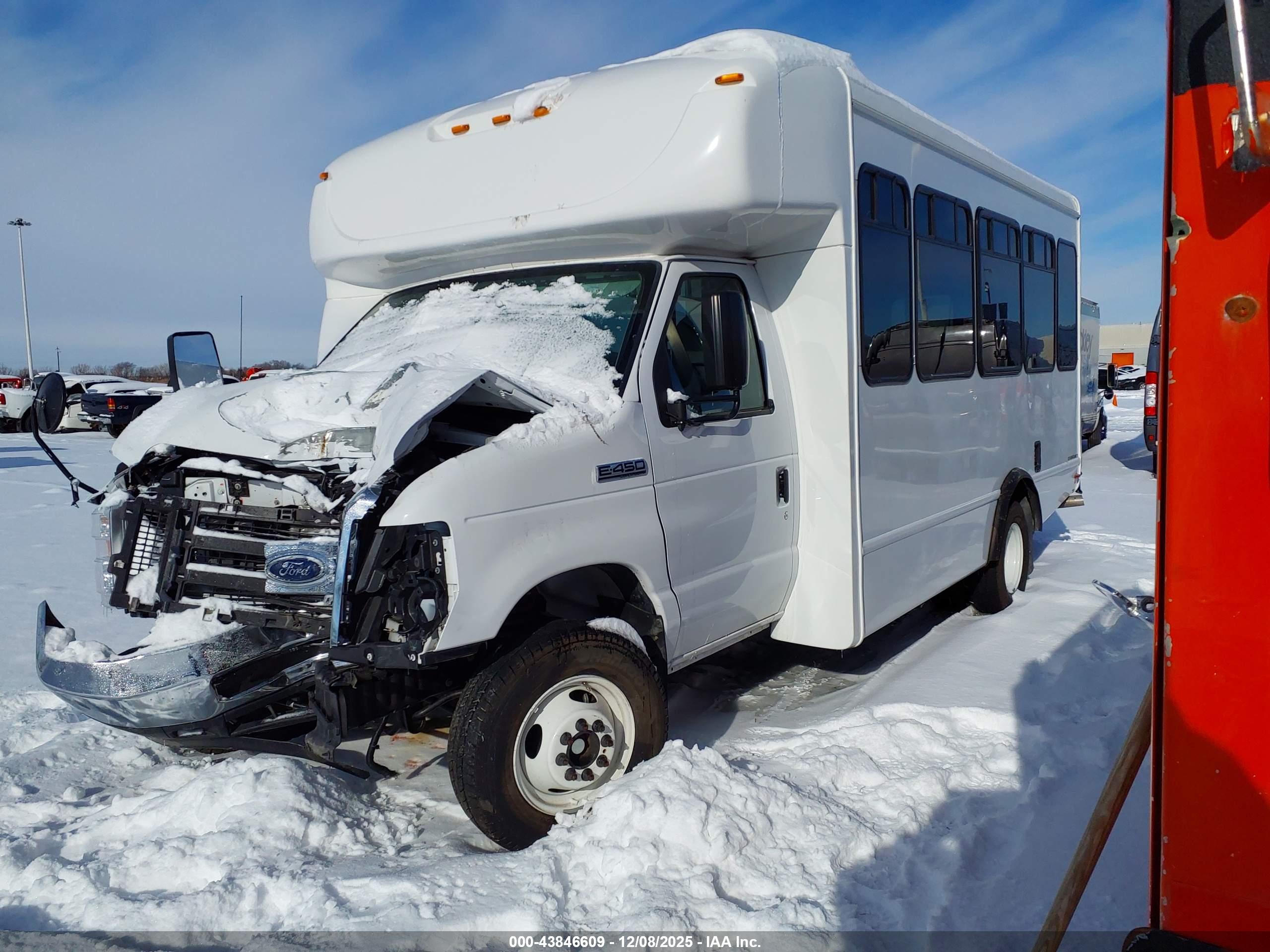 FORD BUS image 2