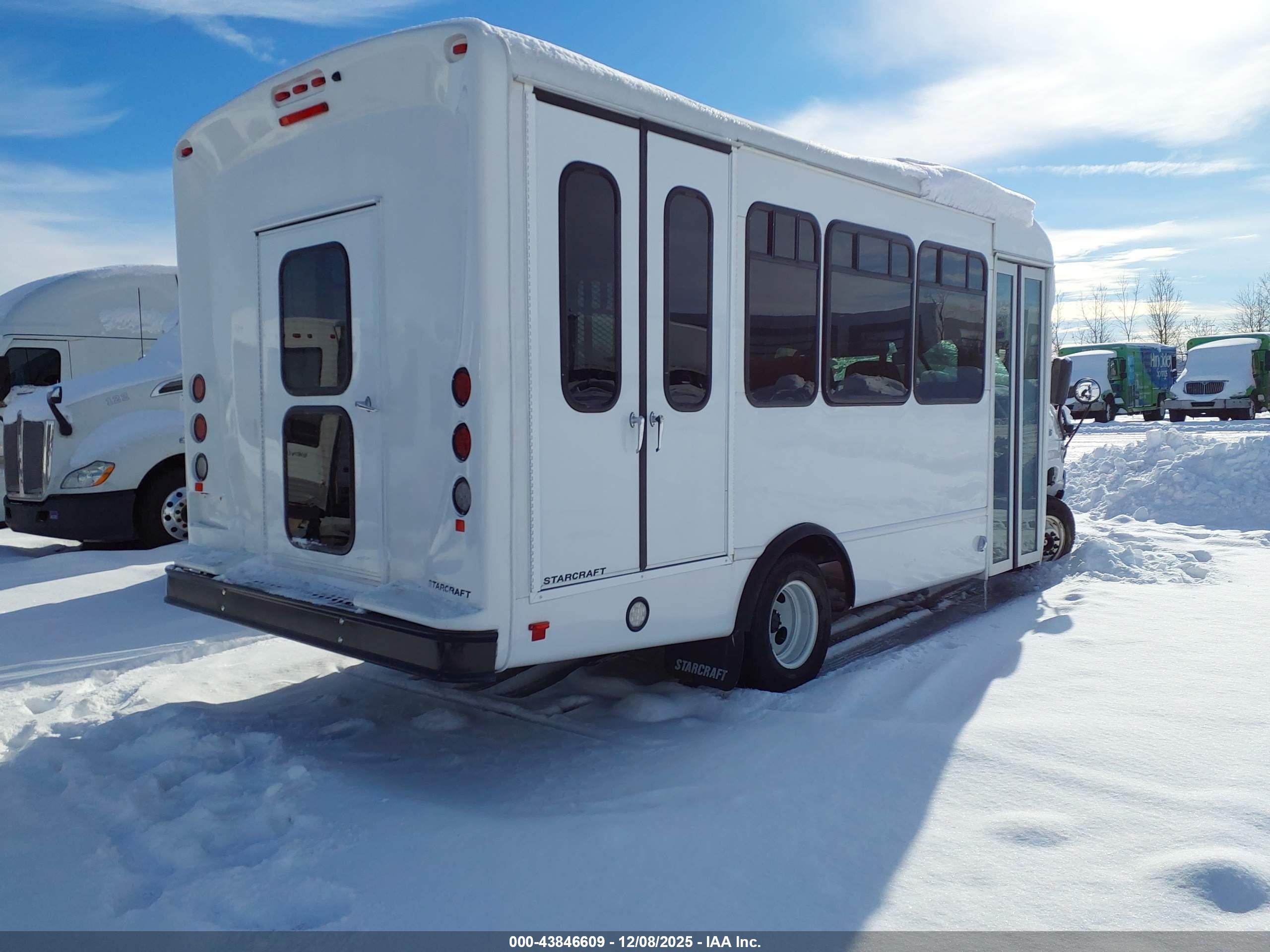 FORD BUS image 4