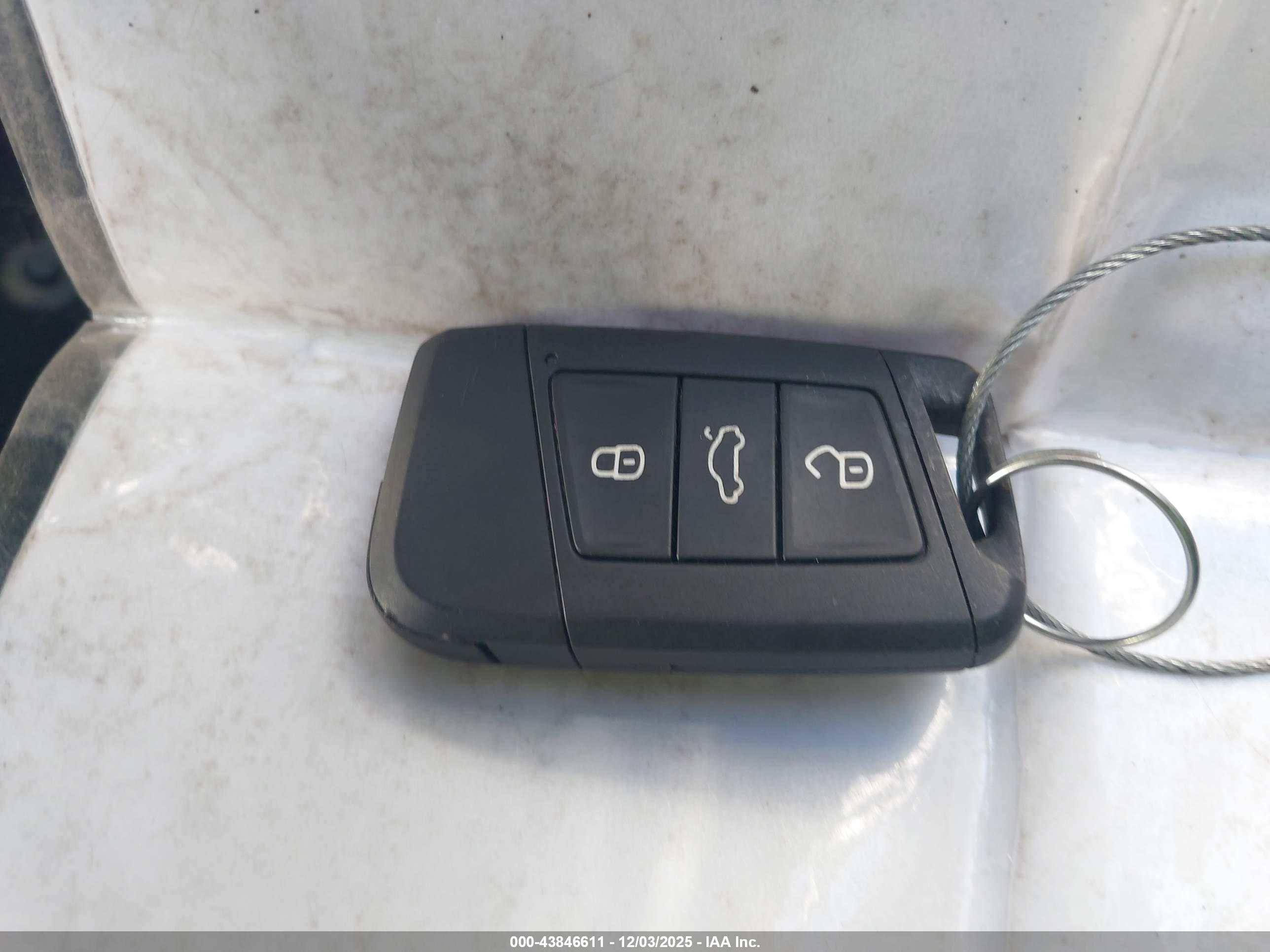 VOLKSWAGEN TAOS image 11