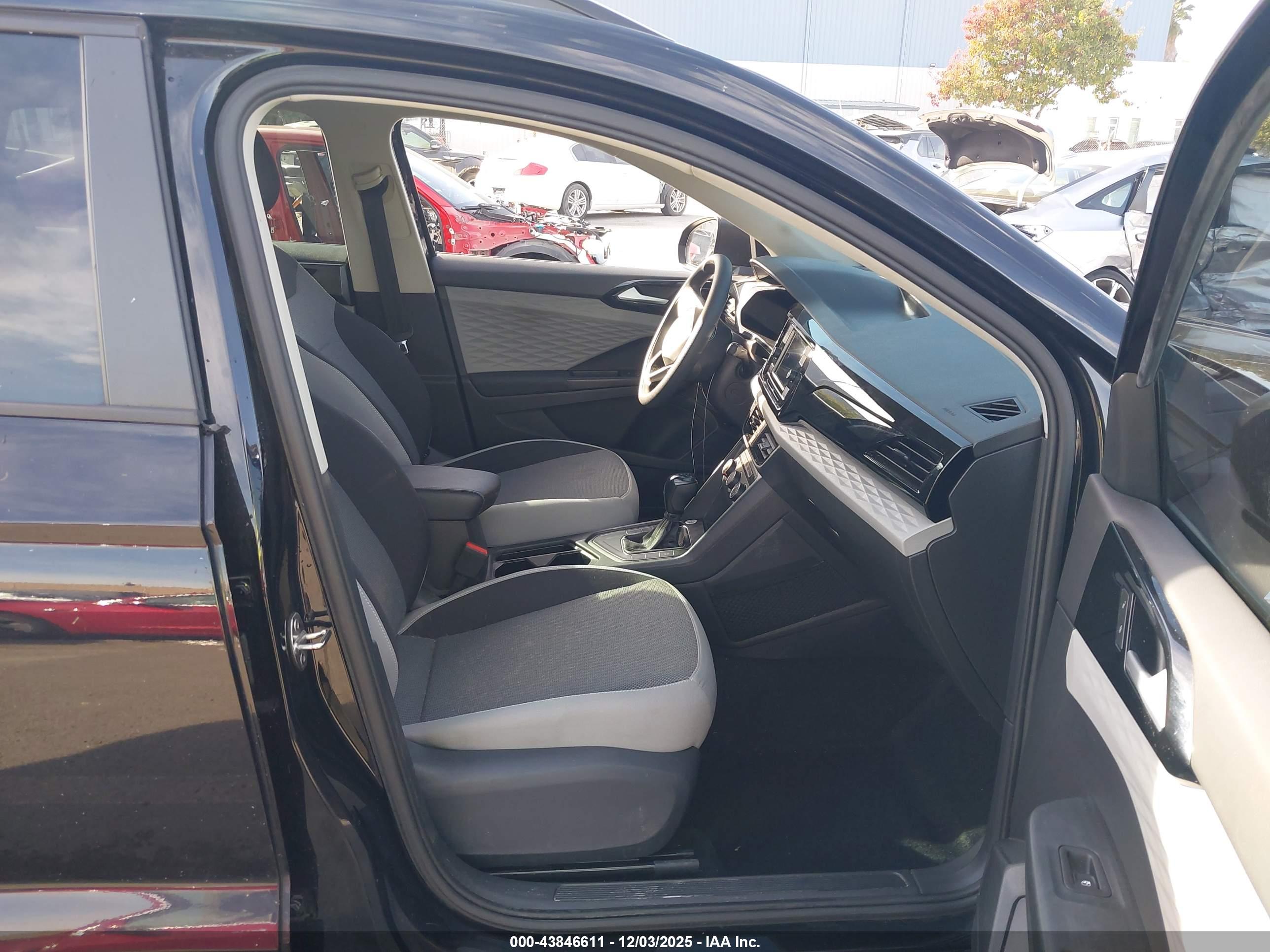 VOLKSWAGEN TAOS image 5