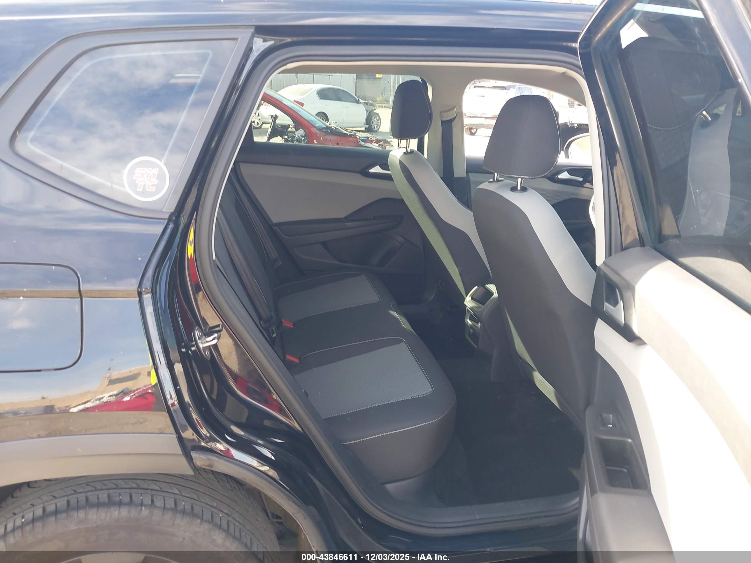 VOLKSWAGEN TAOS image 8