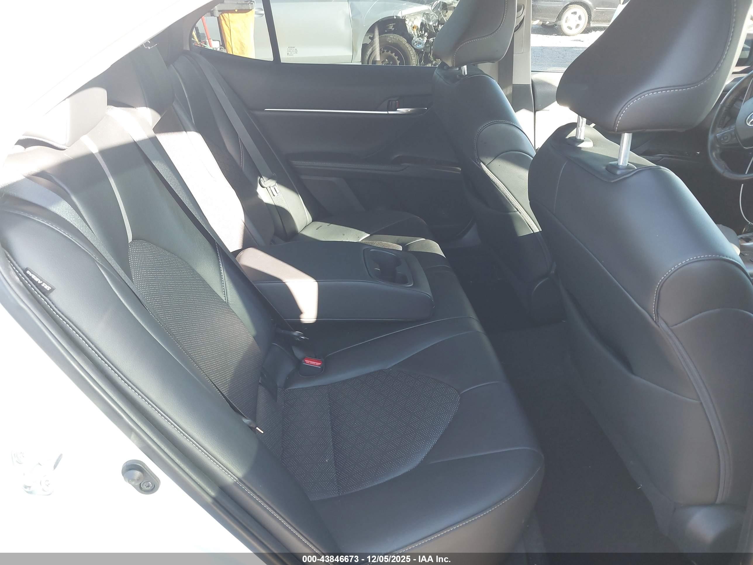 TOYOTA CAMRY image 8