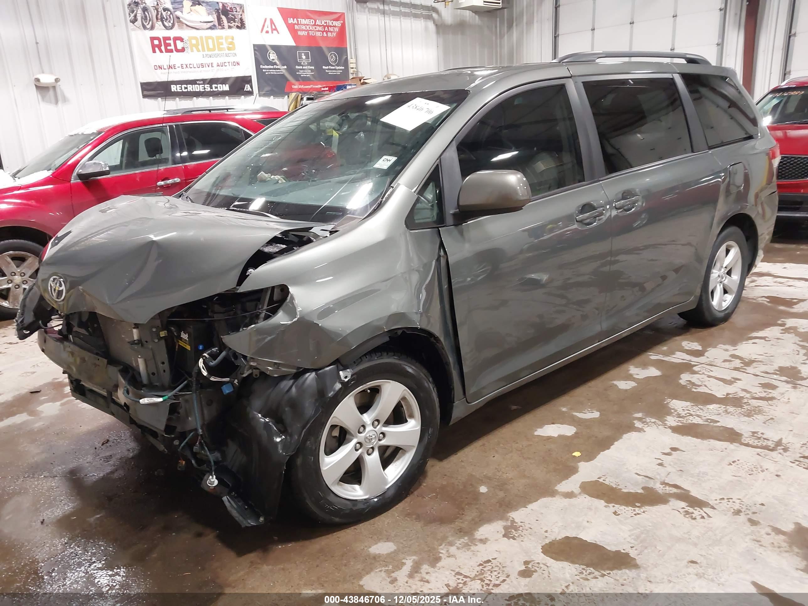TOYOTA SIENNA image 2