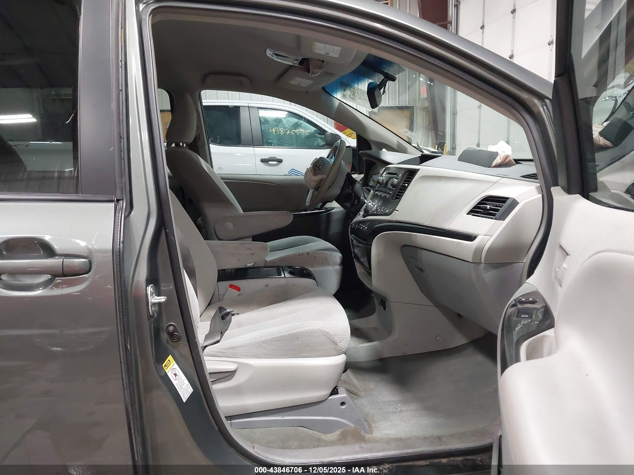 TOYOTA SIENNA image 5