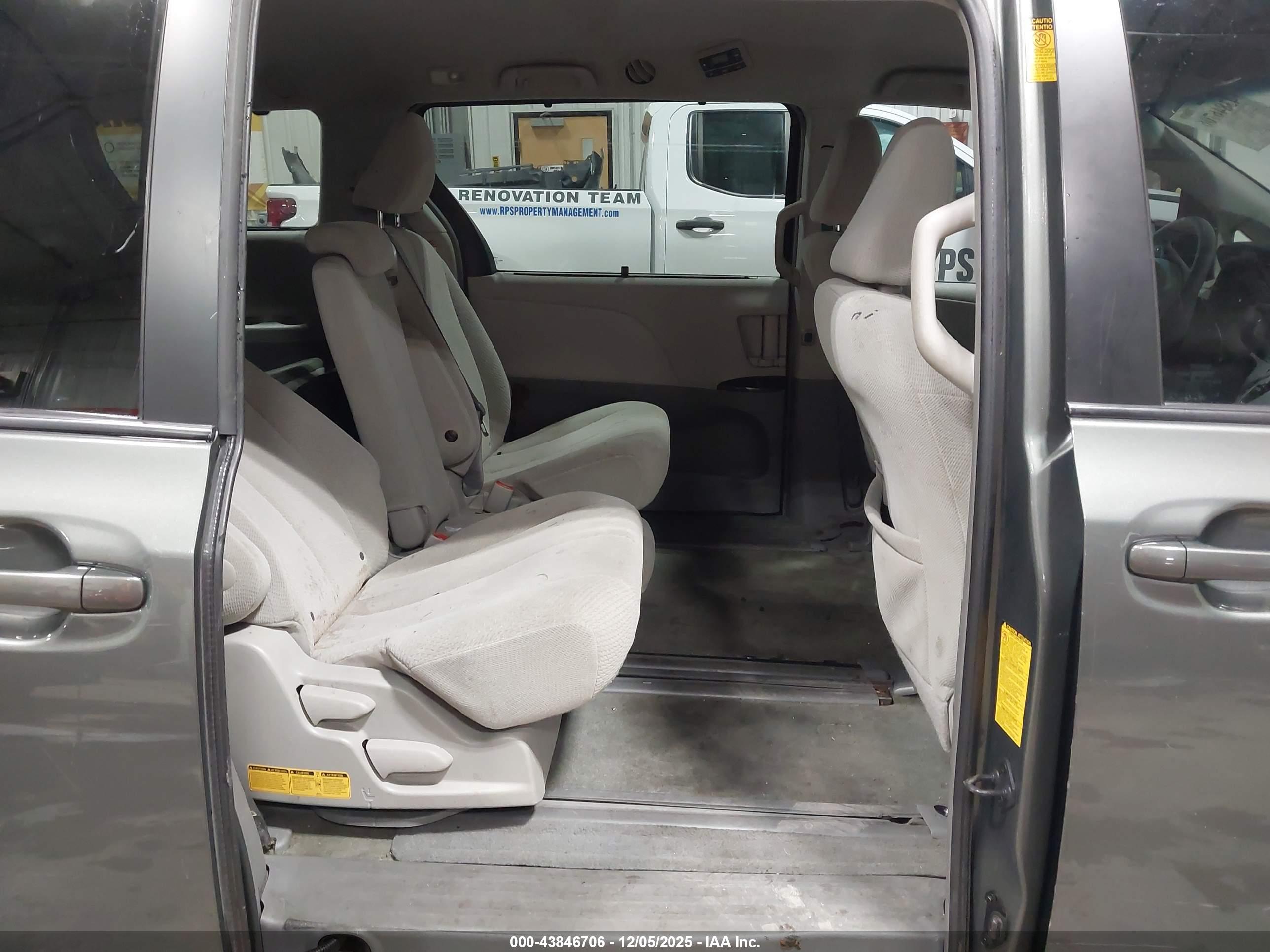 TOYOTA SIENNA image 8