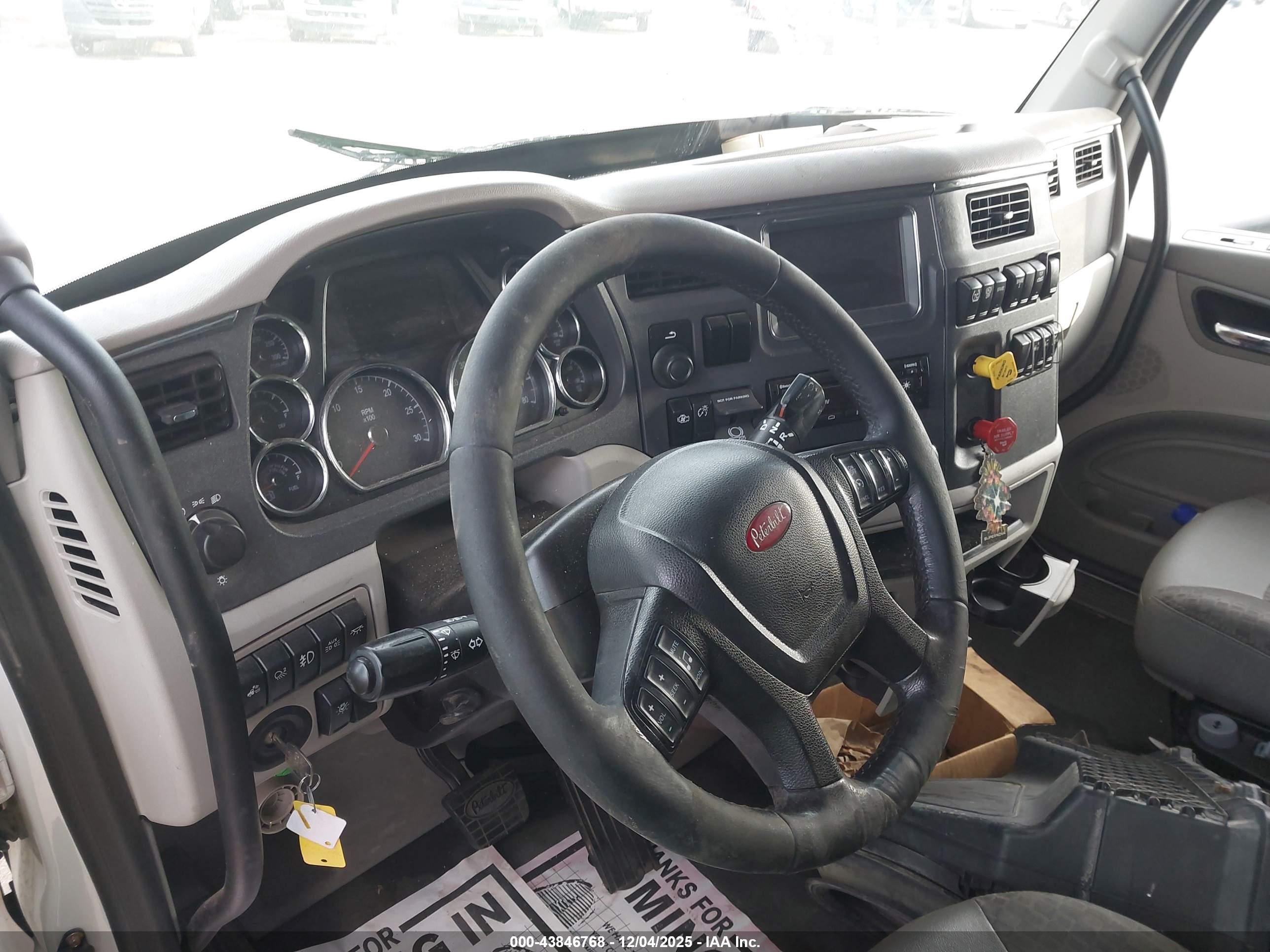 PETERBILT 579 image 8