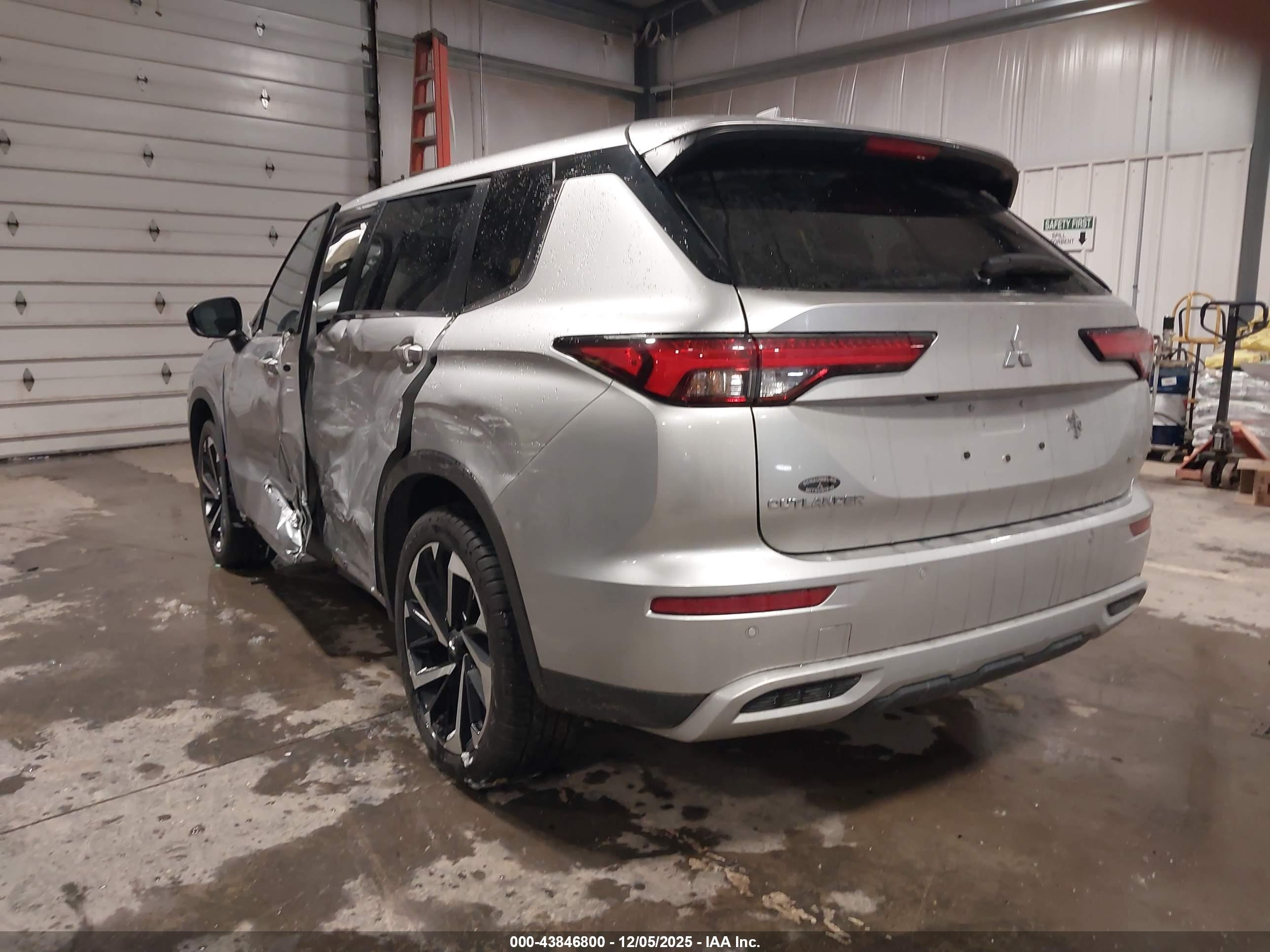 MITSUBISHI OUTLANDER image 3