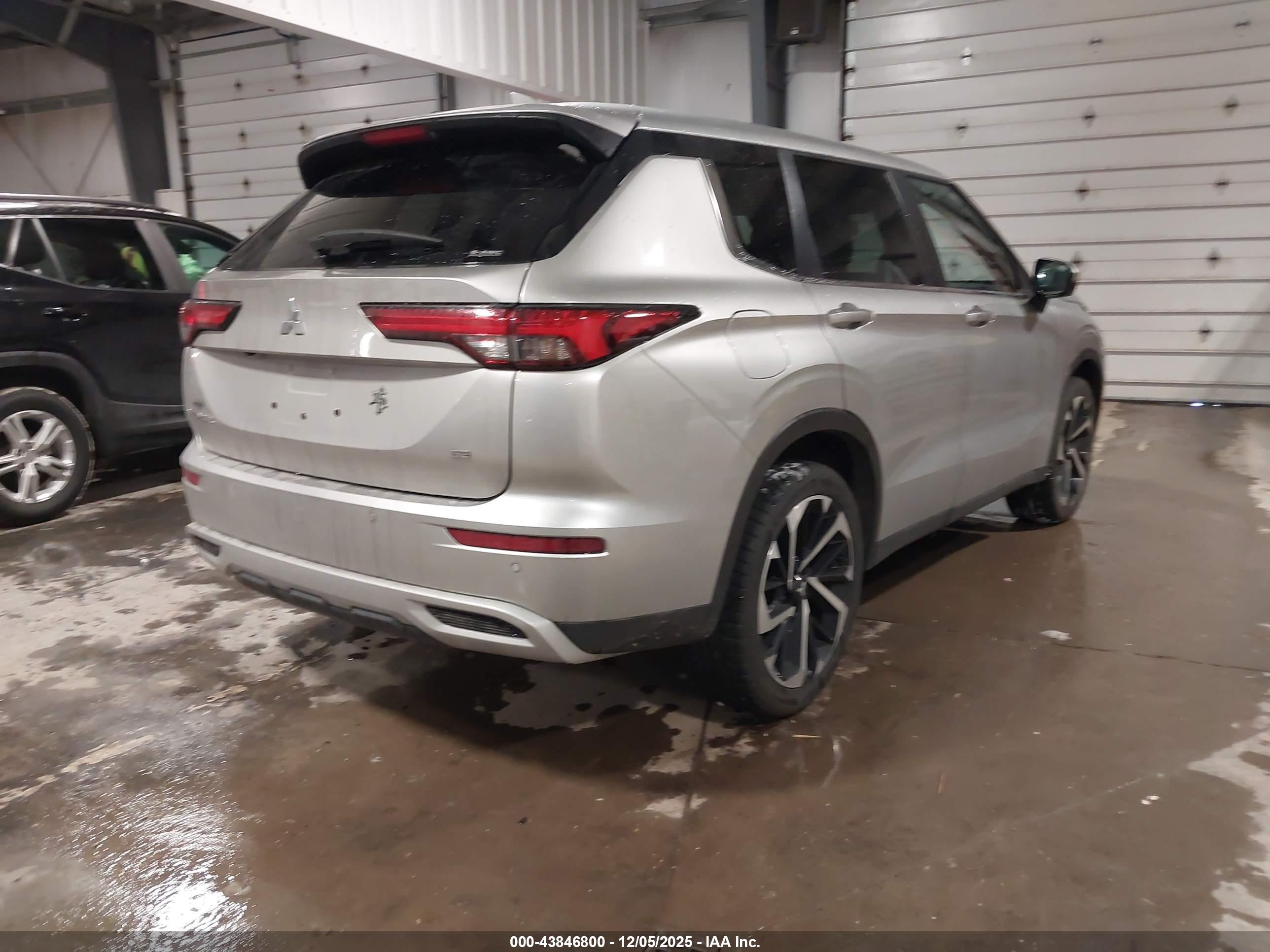 MITSUBISHI OUTLANDER image 4