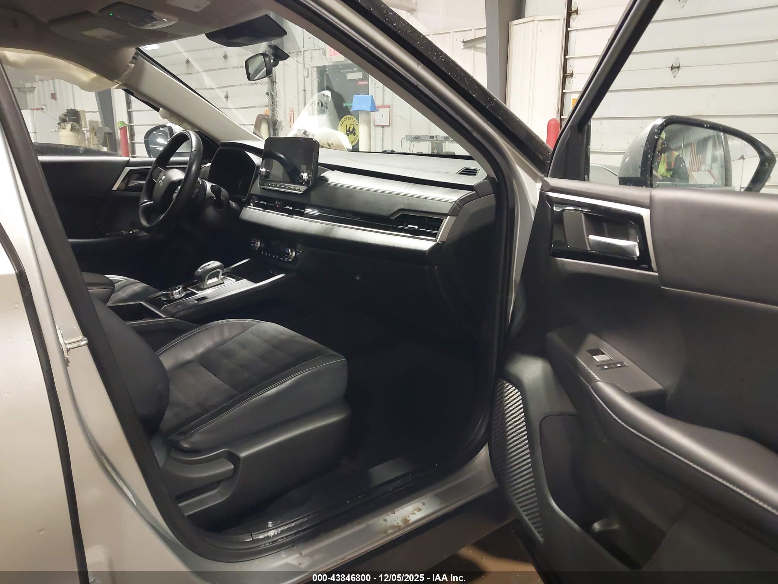 MITSUBISHI OUTLANDER image 5