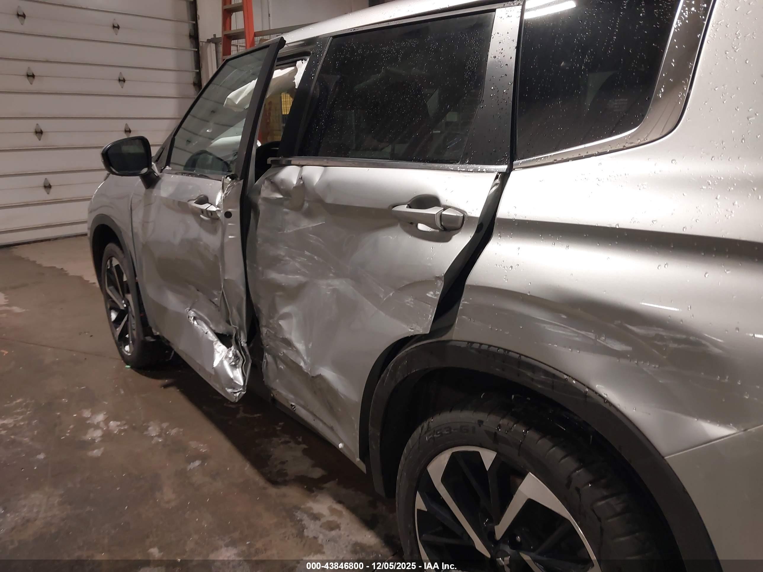 MITSUBISHI OUTLANDER image 6