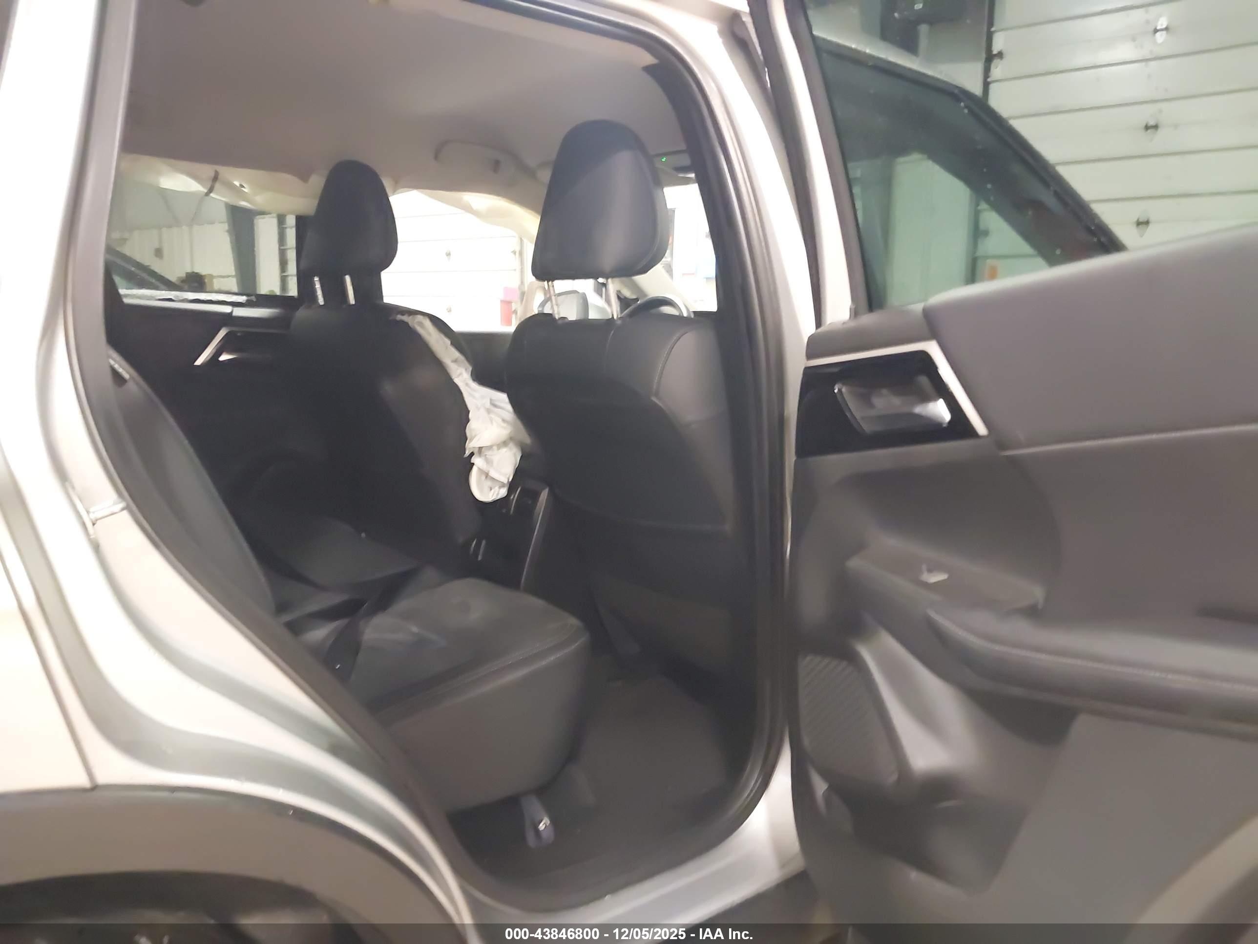 MITSUBISHI OUTLANDER image 8