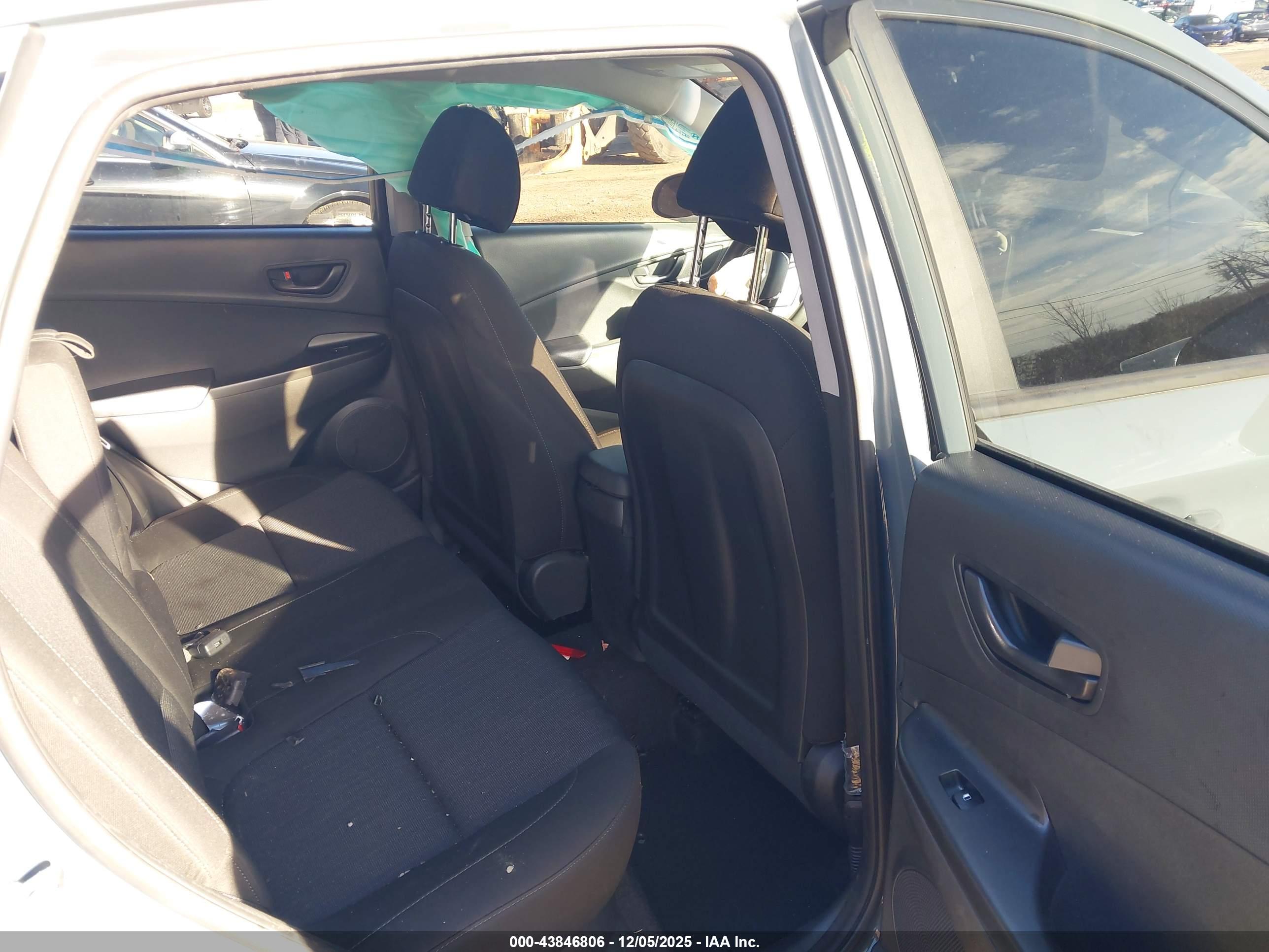 HYUNDAI KONA image 8