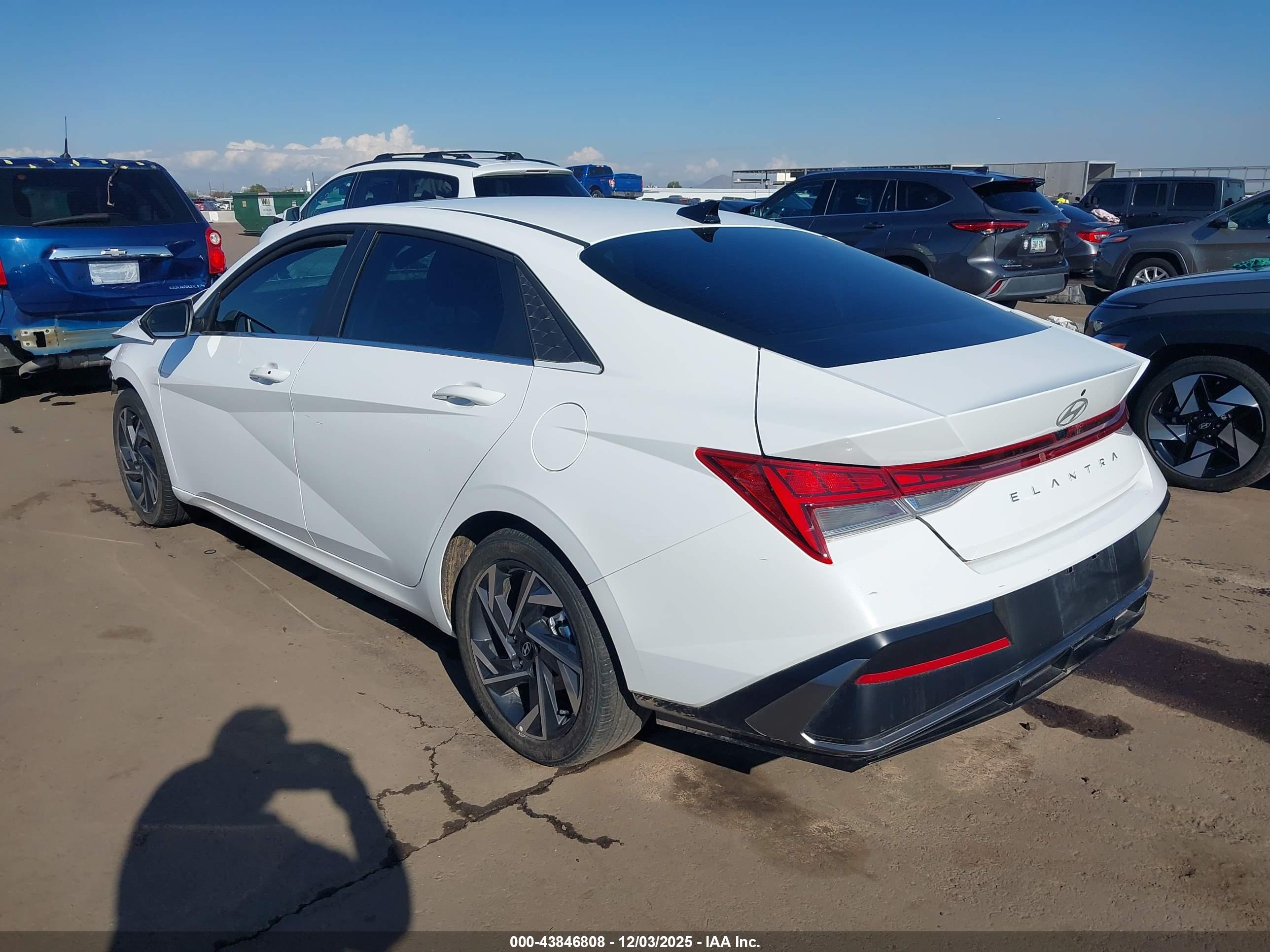 HYUNDAI ELANTRA image 3