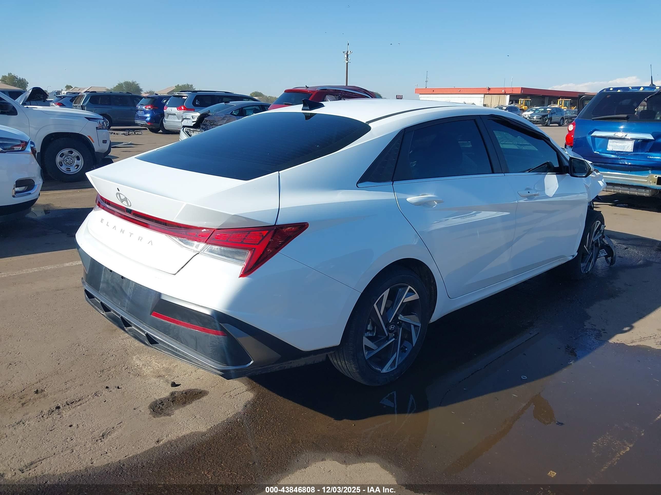 HYUNDAI ELANTRA image 4