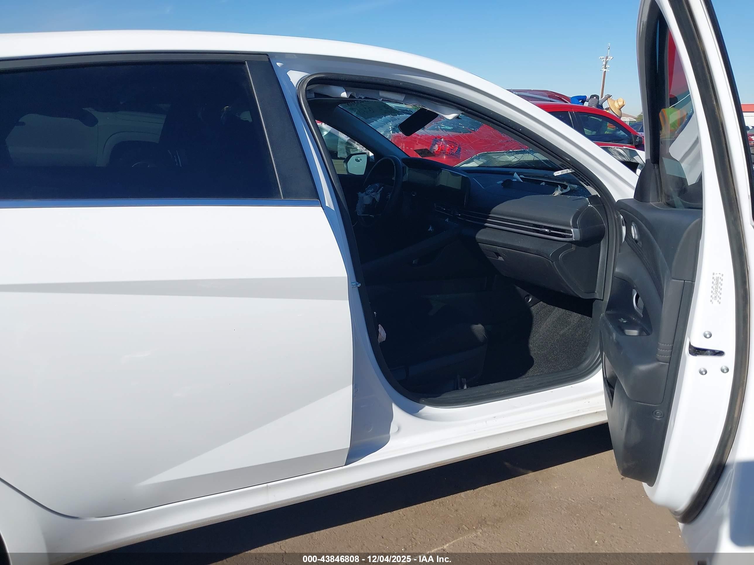 HYUNDAI ELANTRA image 5