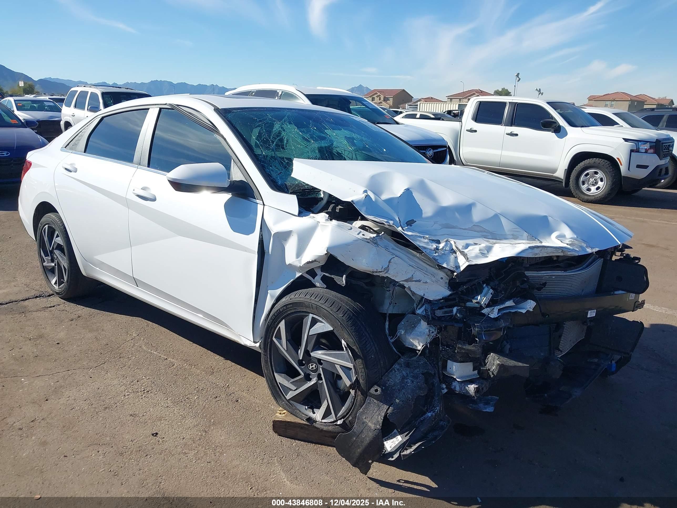 HYUNDAI ELANTRA image 6