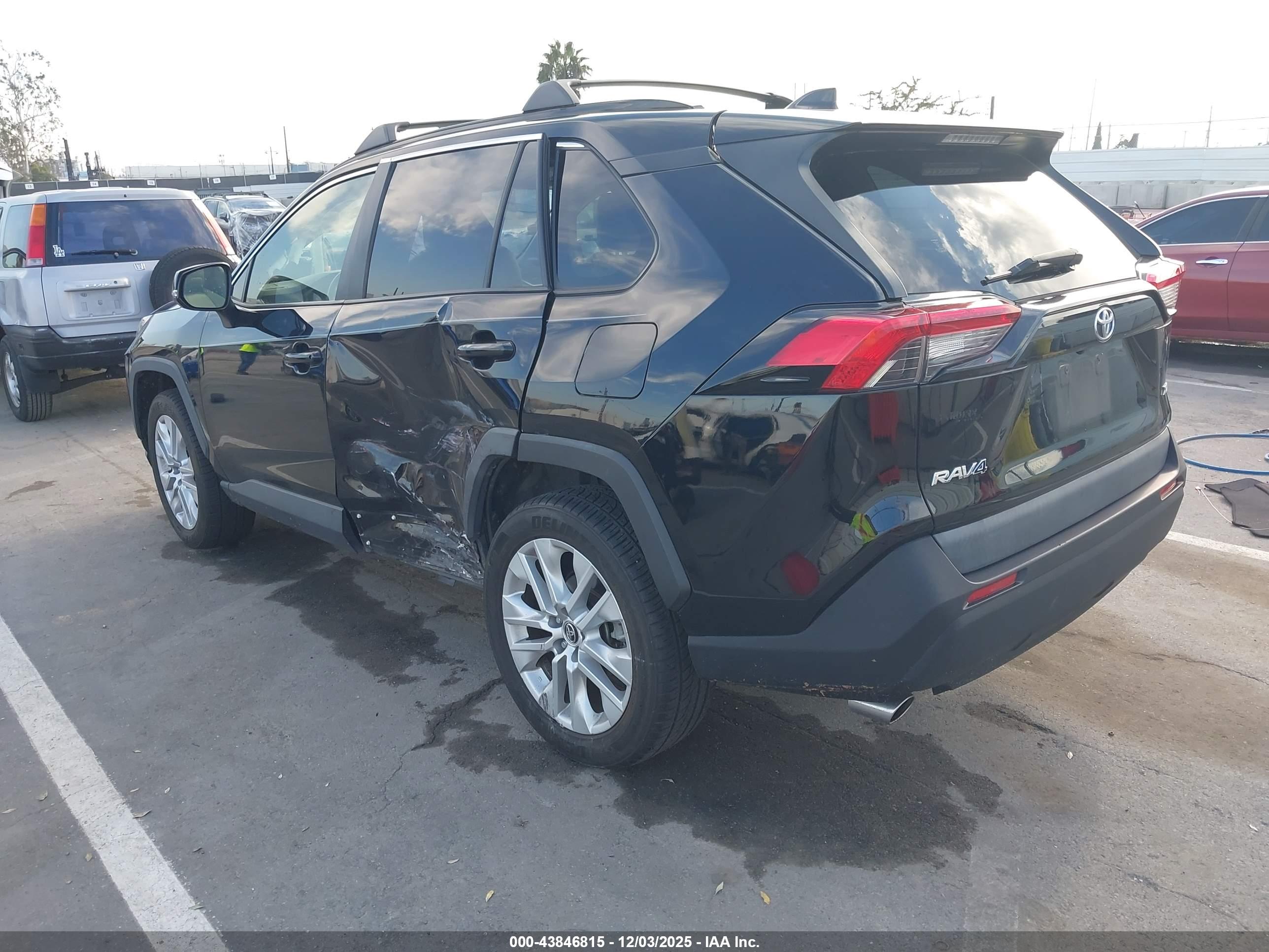 TOYOTA RAV4 image 3