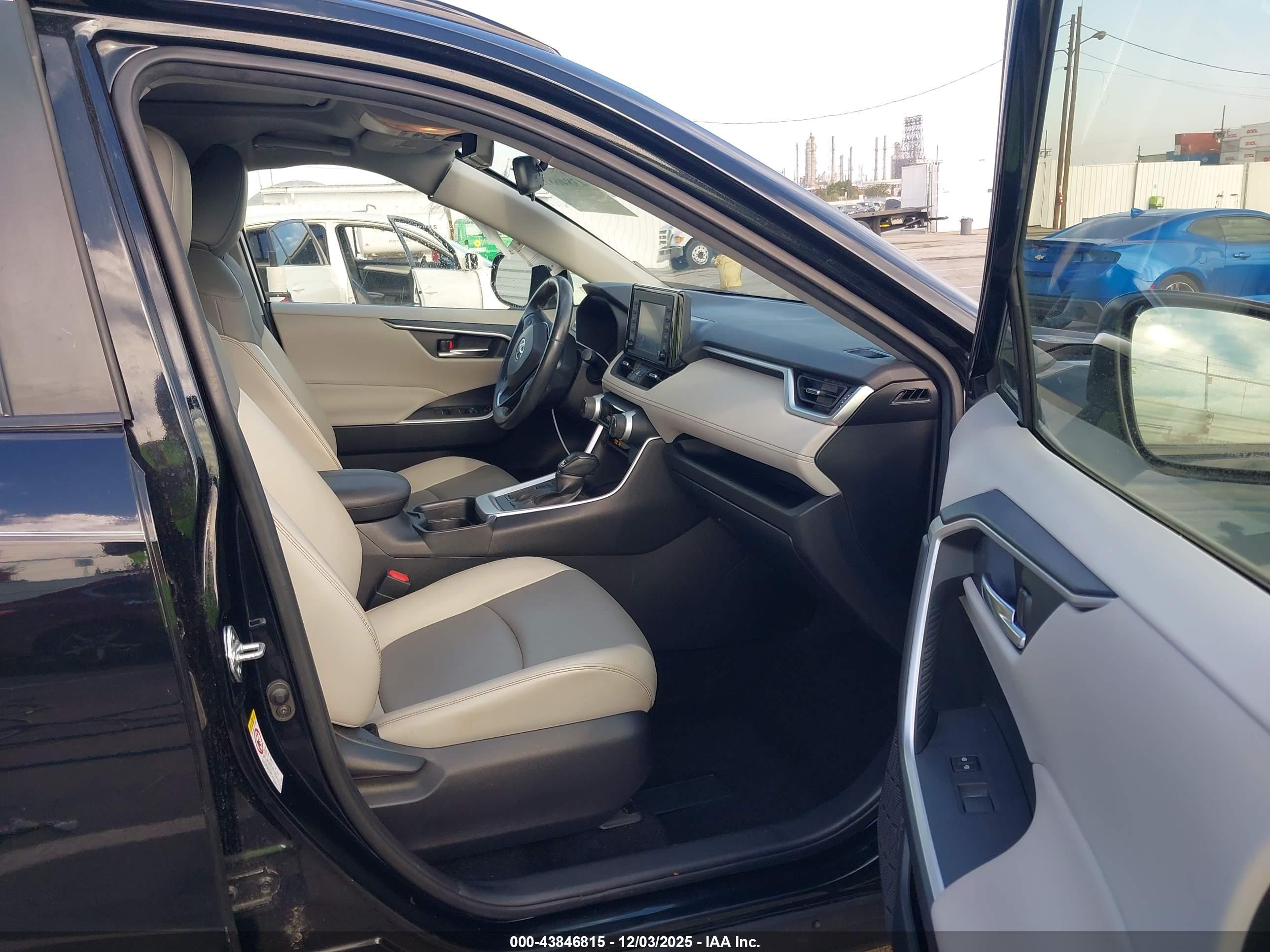 TOYOTA RAV4 image 5