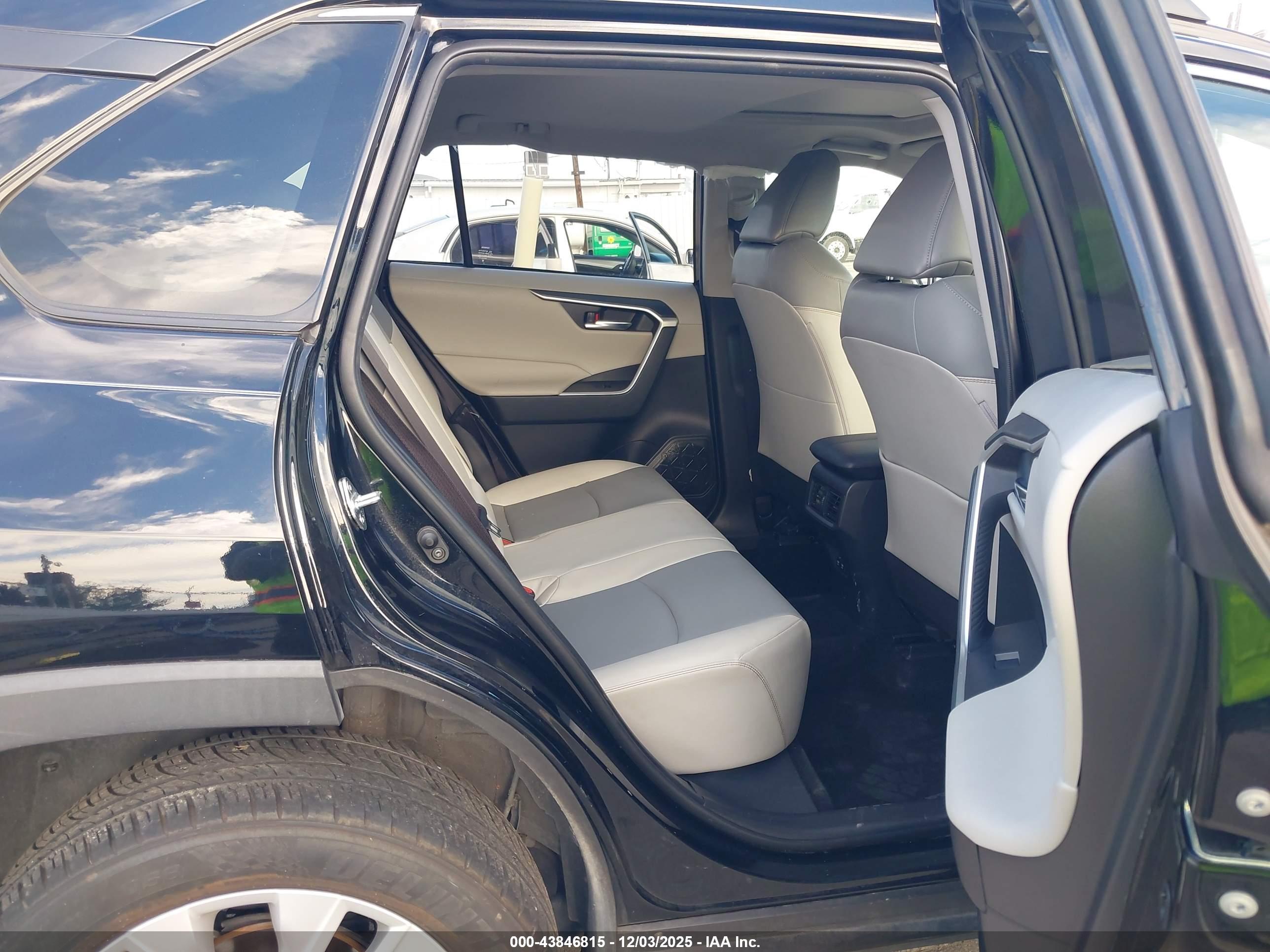 TOYOTA RAV4 image 8