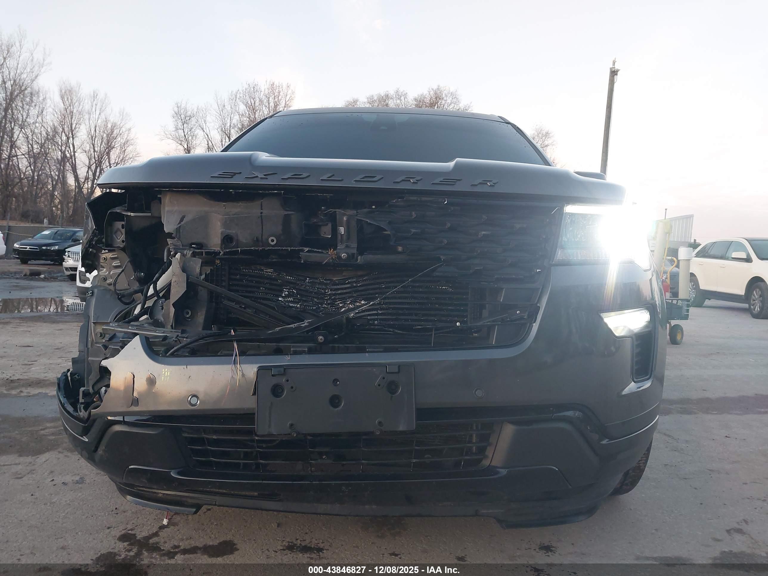 FORD EXPLORER image 6