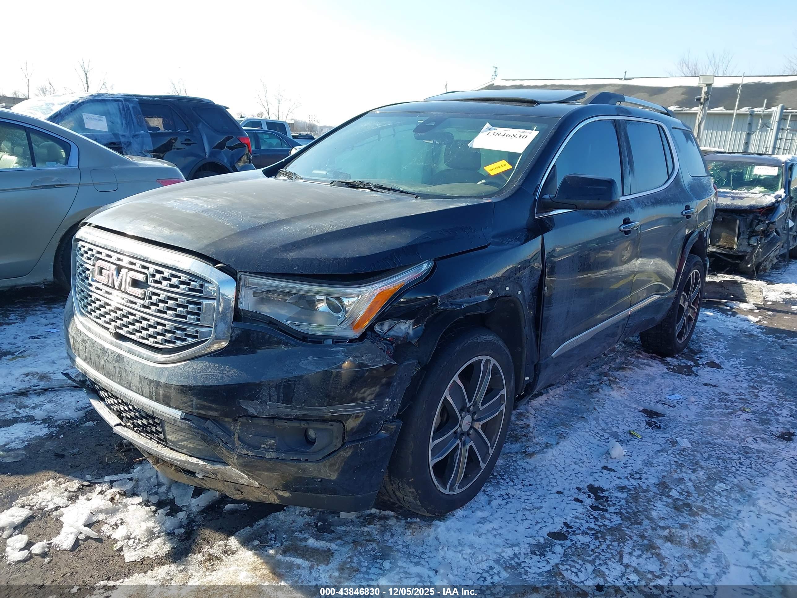 GMC ACADIA image 2