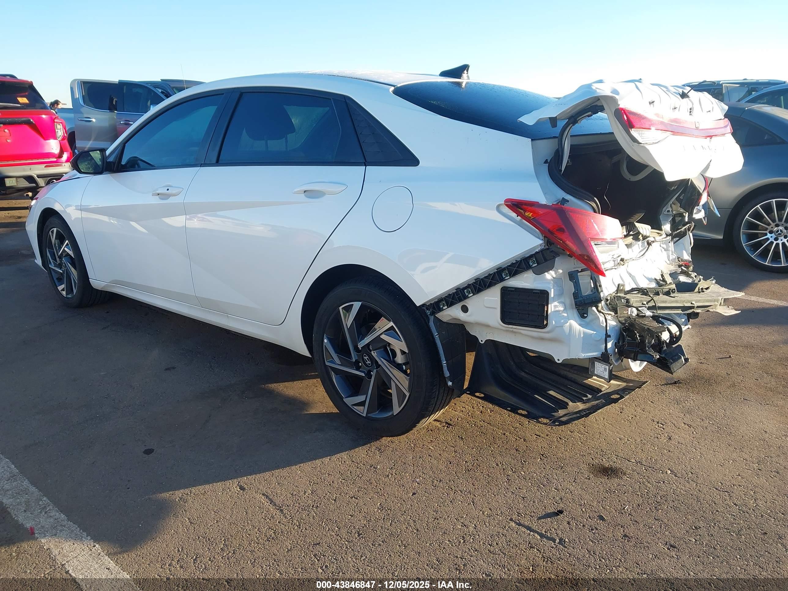 HYUNDAI ELANTRA image 3