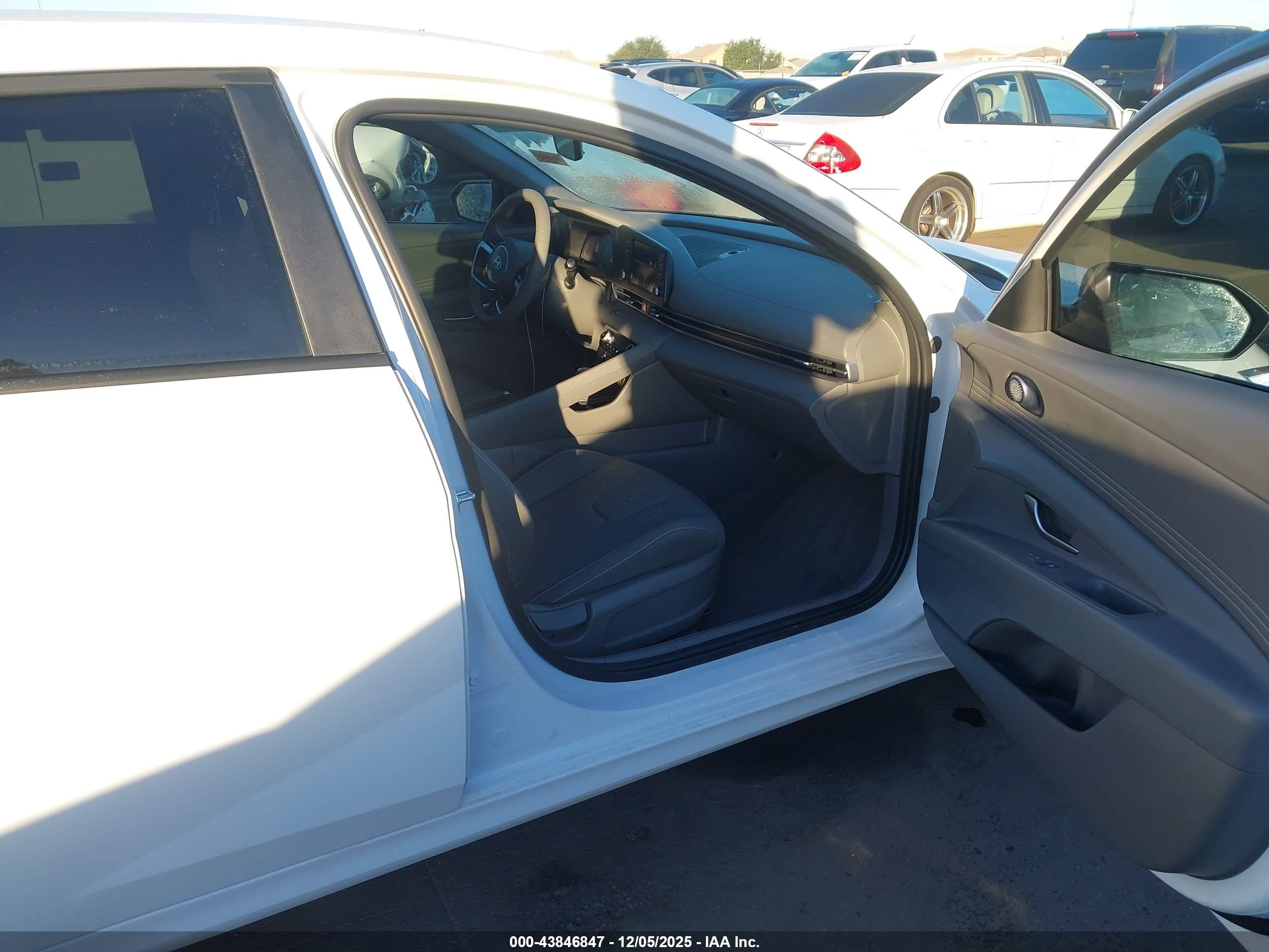 HYUNDAI ELANTRA image 5