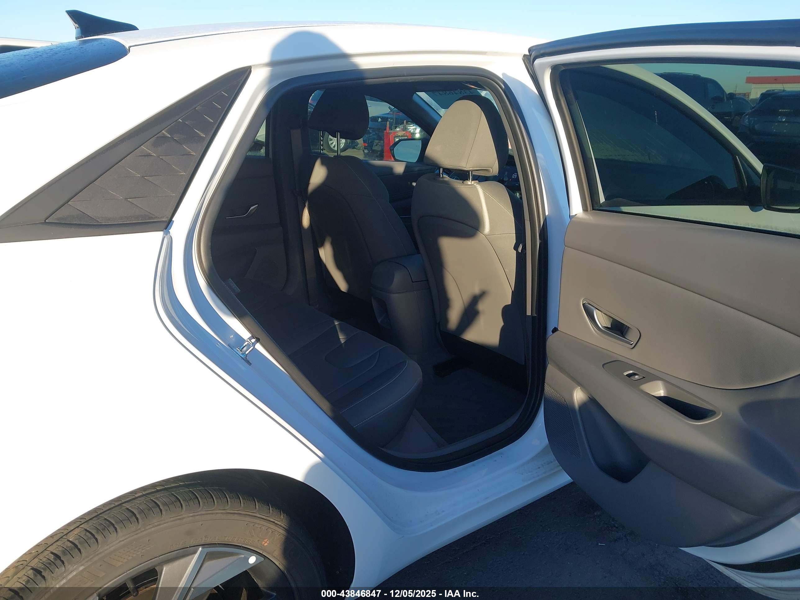 HYUNDAI ELANTRA image 8