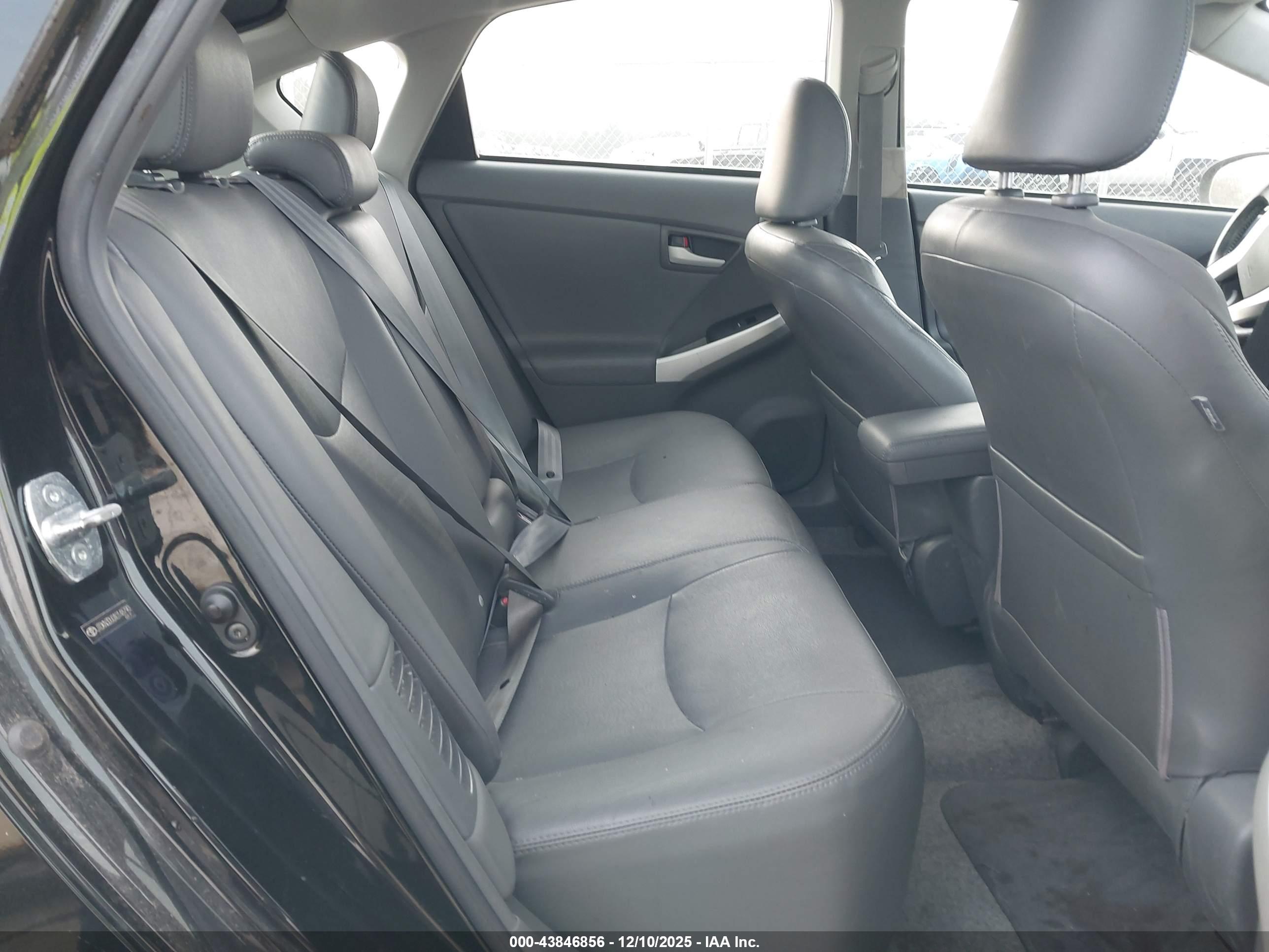 TOYOTA PRIUS image 8