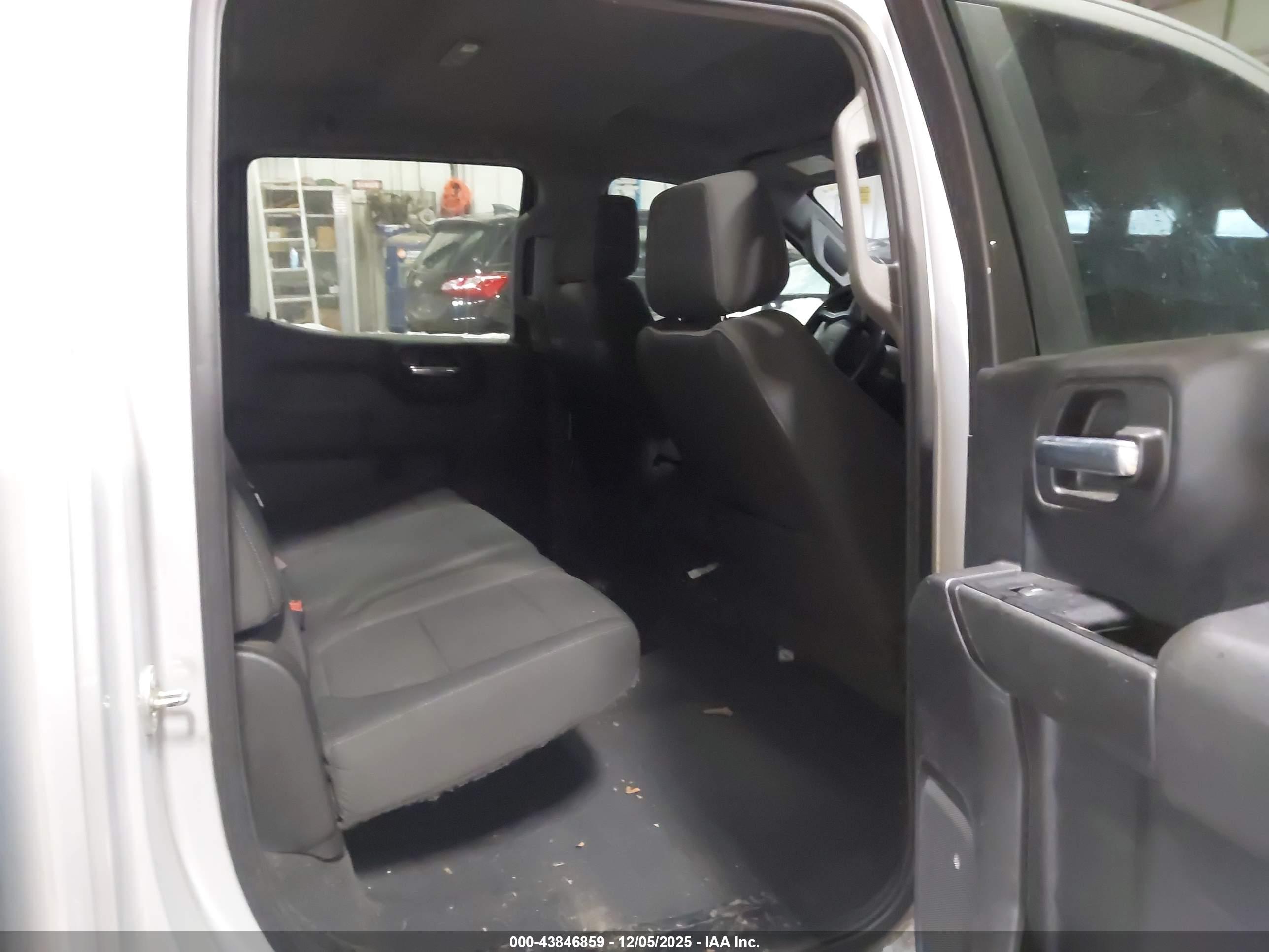 CHEVROLET SILVERADO image 8